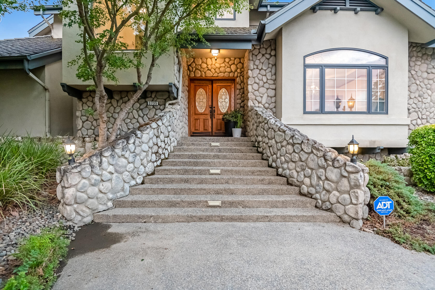 3735 W Woodside Ave, Visalia, CA 93291