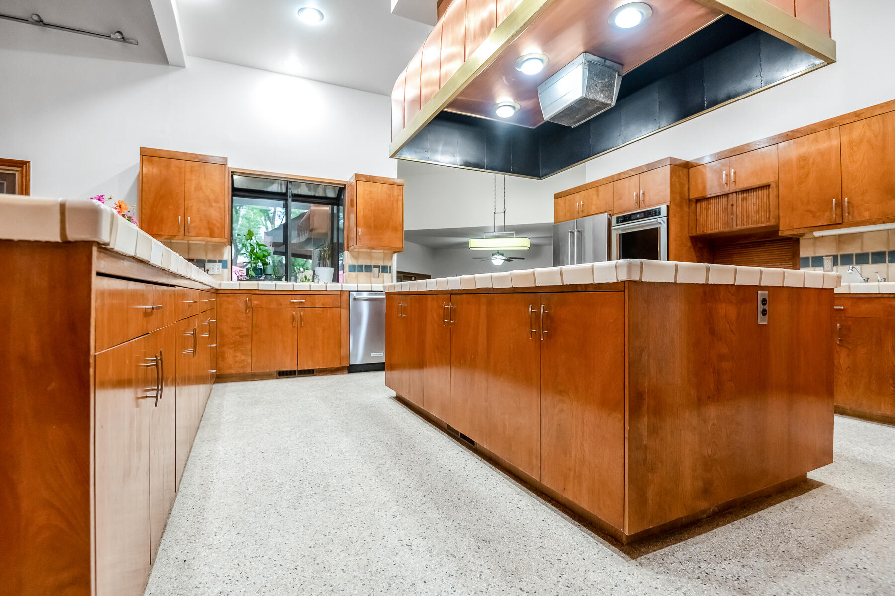 3735 W Woodside Ave, Visalia, CA 93291