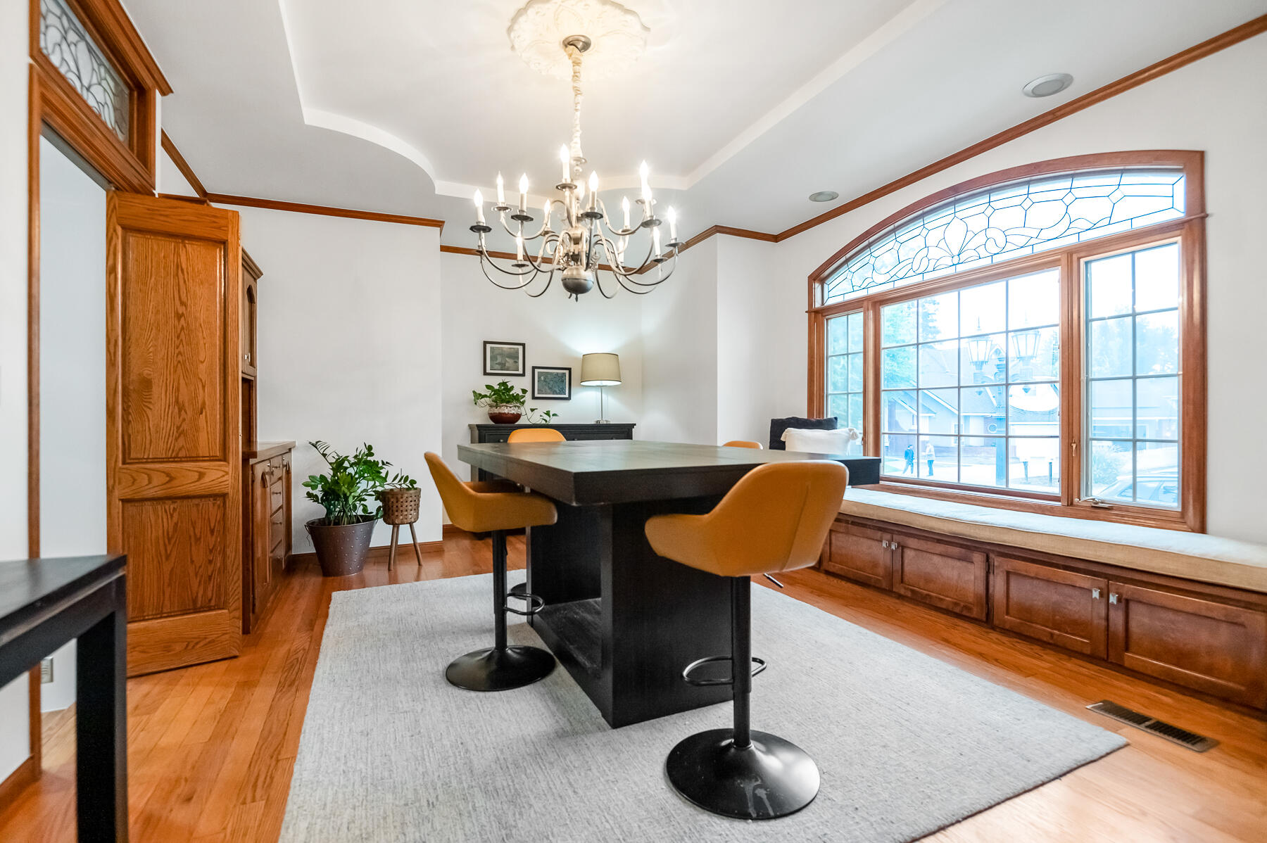 3735 W Woodside Ave, Visalia, CA 93291