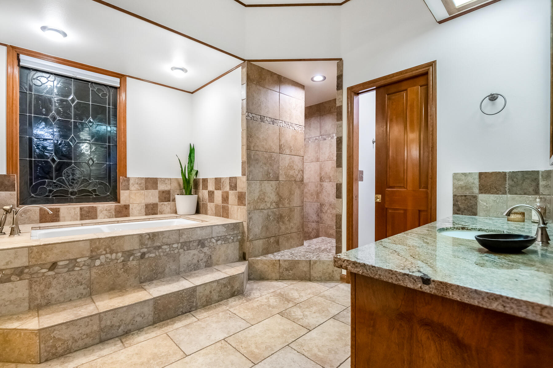 3735 W Woodside Ave, Visalia, CA 93291