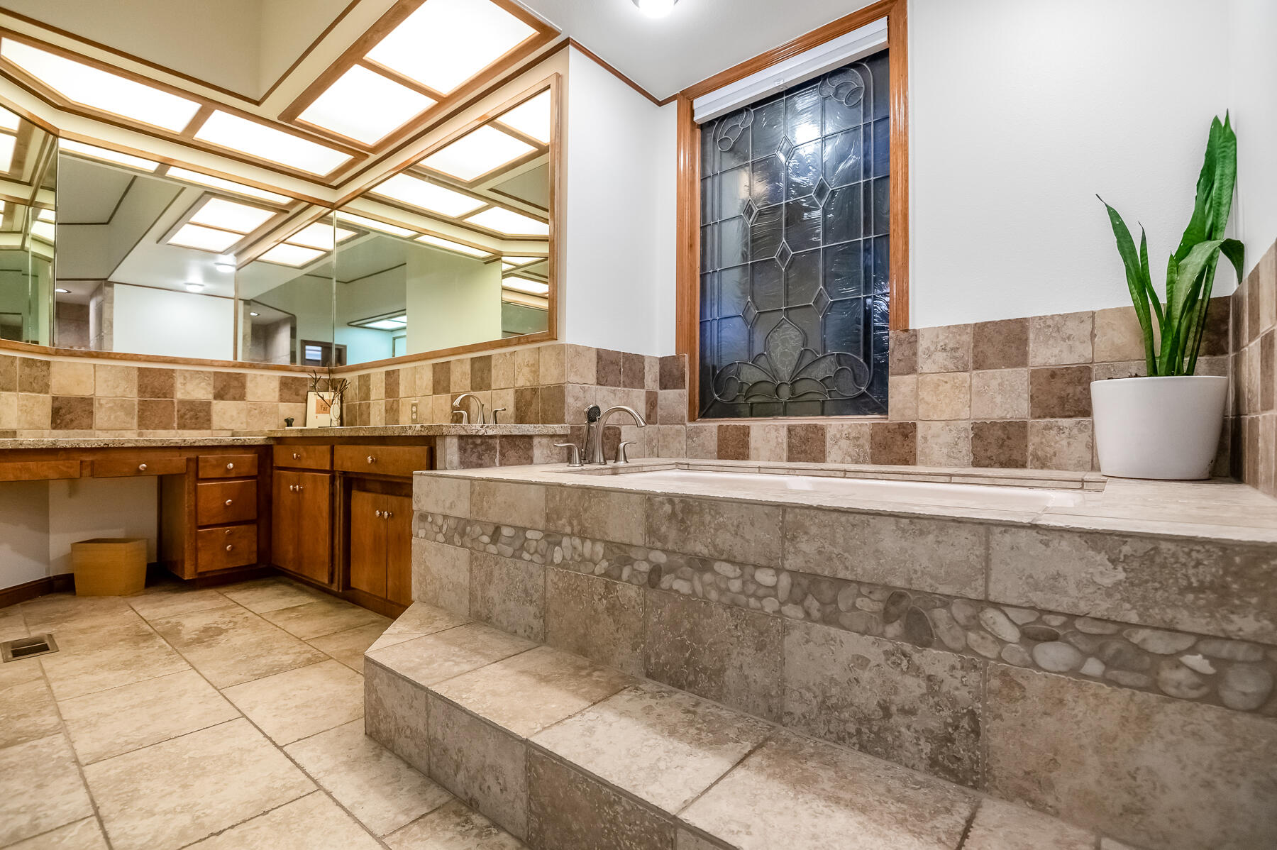 3735 W Woodside Ave, Visalia, CA 93291