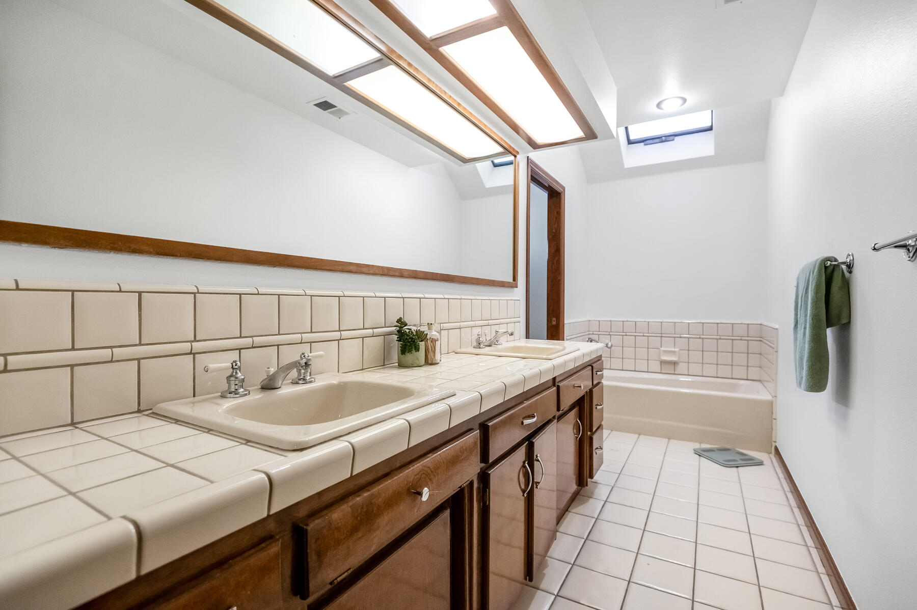 3735 W Woodside Ave, Visalia, CA 93291