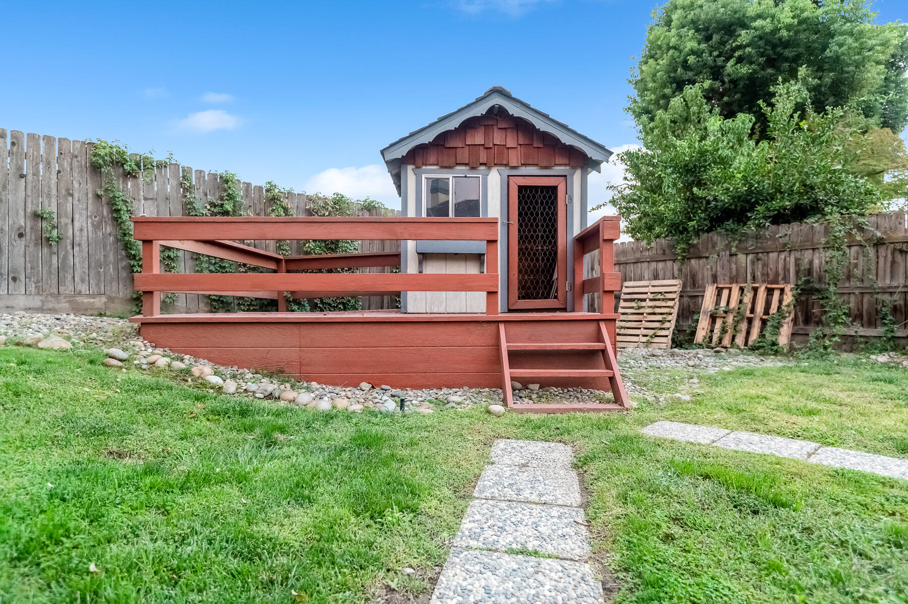 3735 W Woodside Ave, Visalia, CA 93291