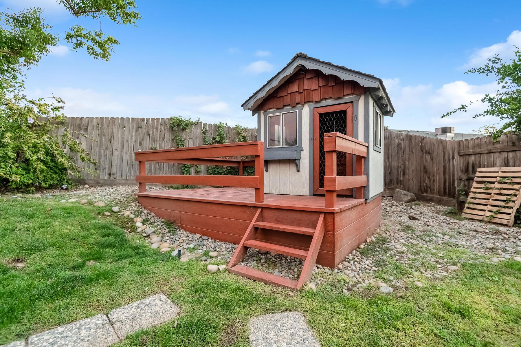 3735 W Woodside Ave, Visalia, CA 93291