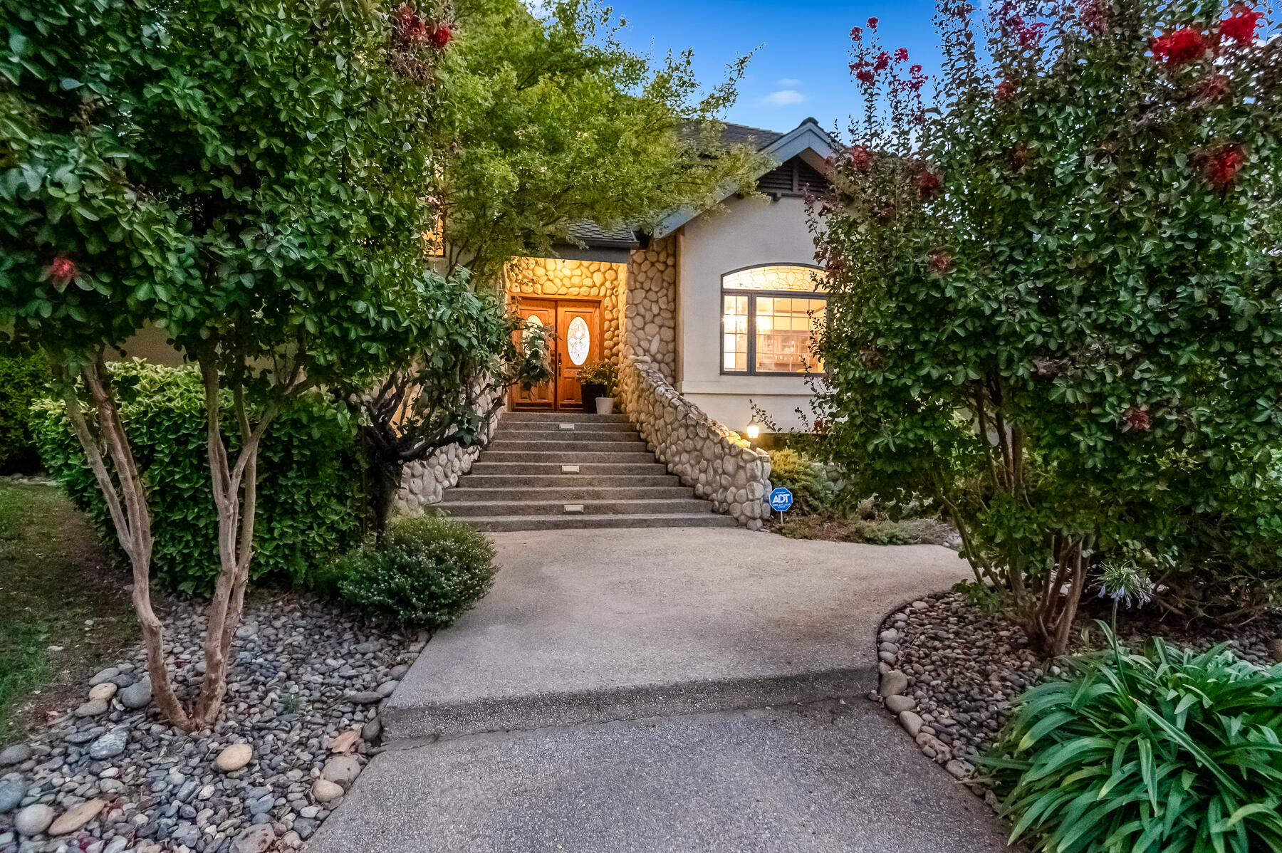 3735 W Woodside Ave, Visalia, CA 93291