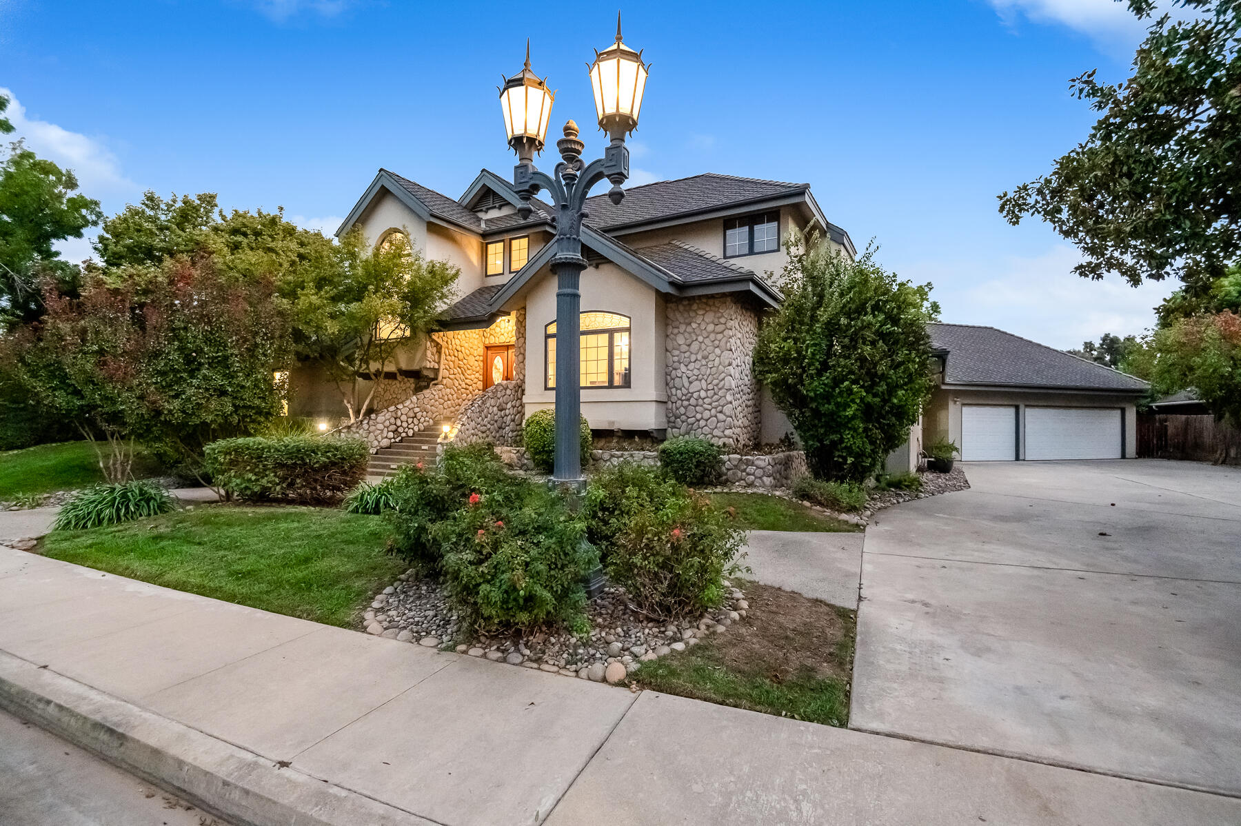 3735 W Woodside Ave, Visalia, CA 93291