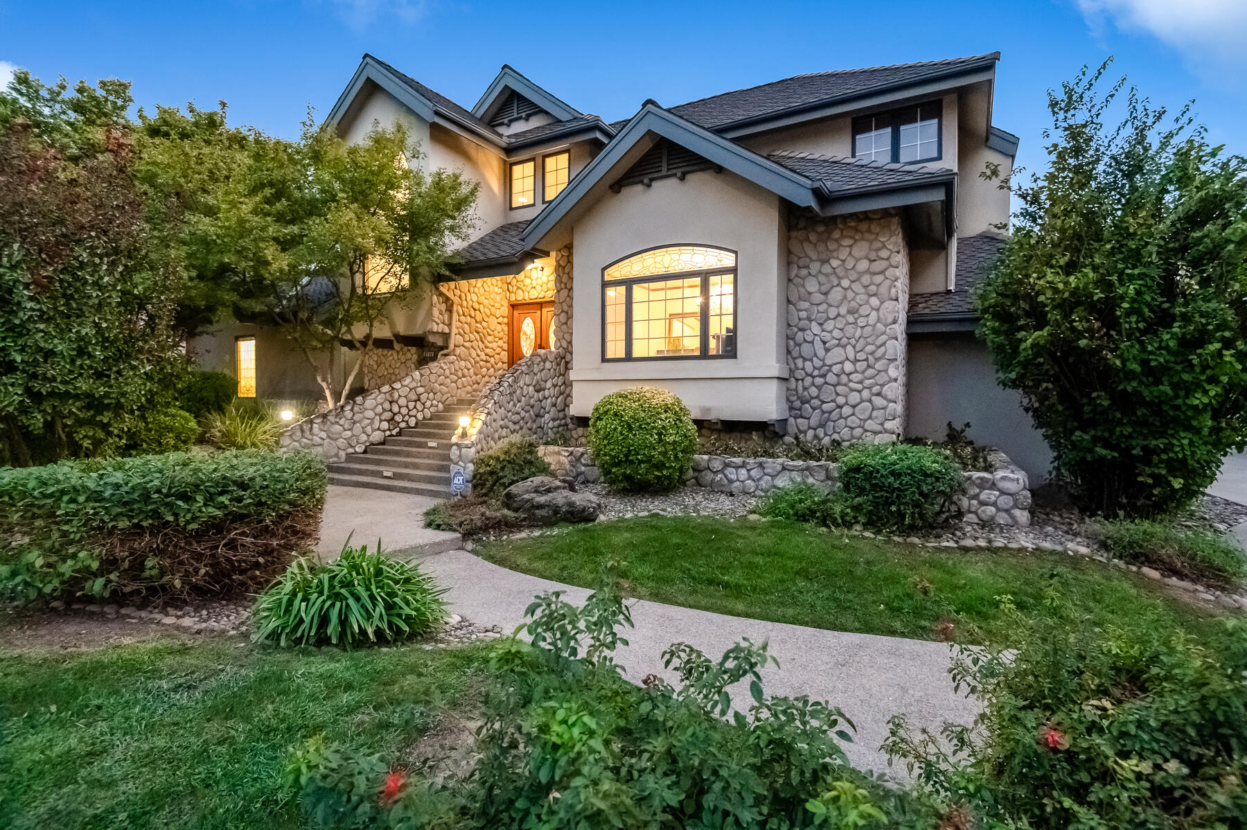 3735 W Woodside Ave, Visalia, CA 93291