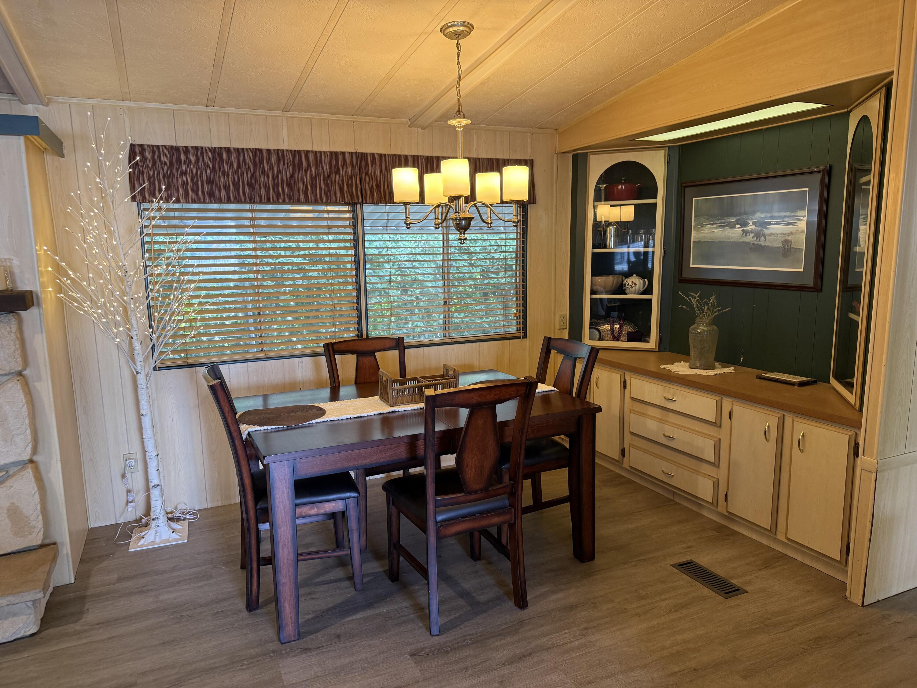 2400 W Midvalley Ave #F-1, Visalia, CA 93277