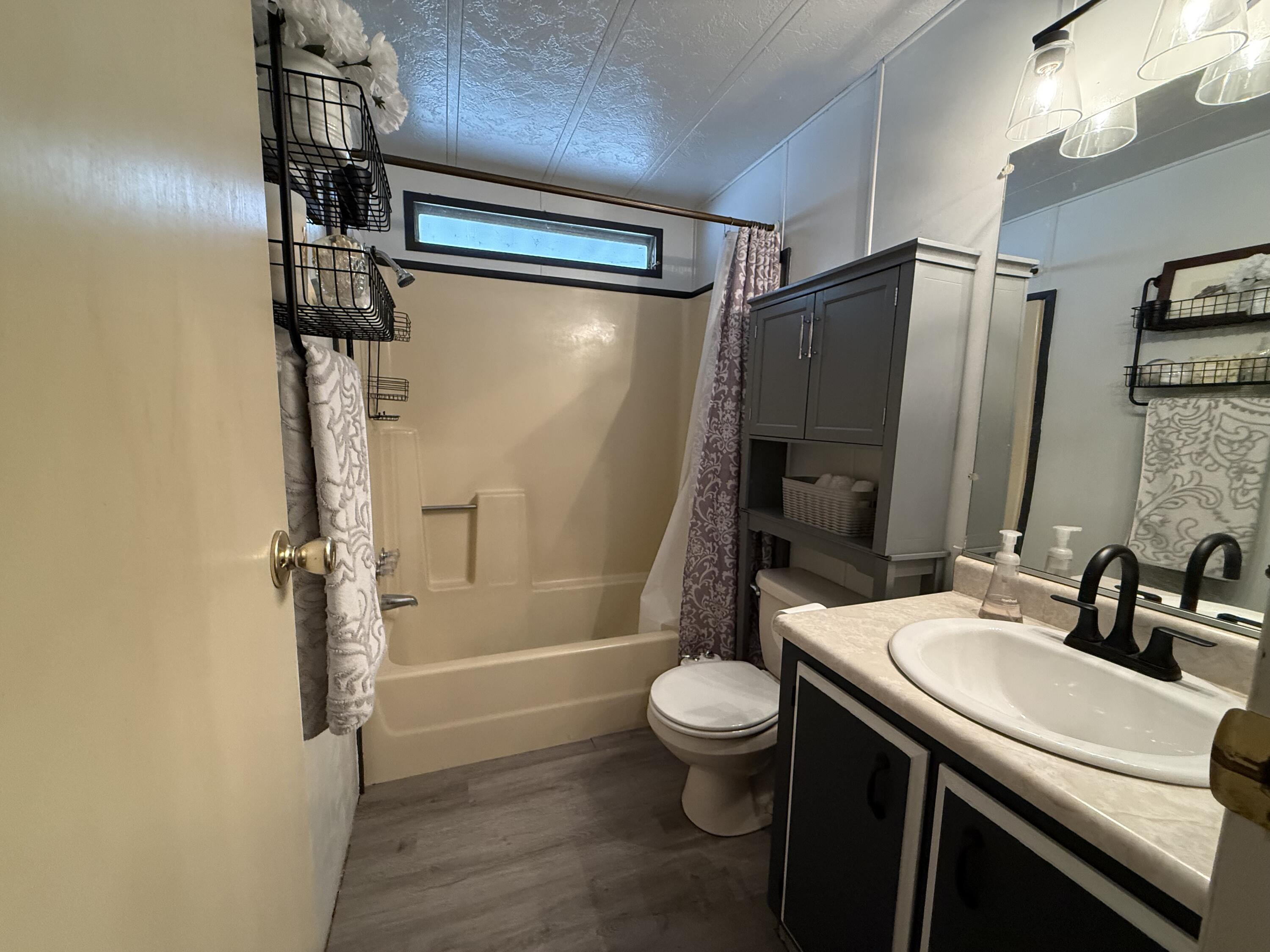 2400 W Midvalley Ave #F-1, Visalia, CA 93277