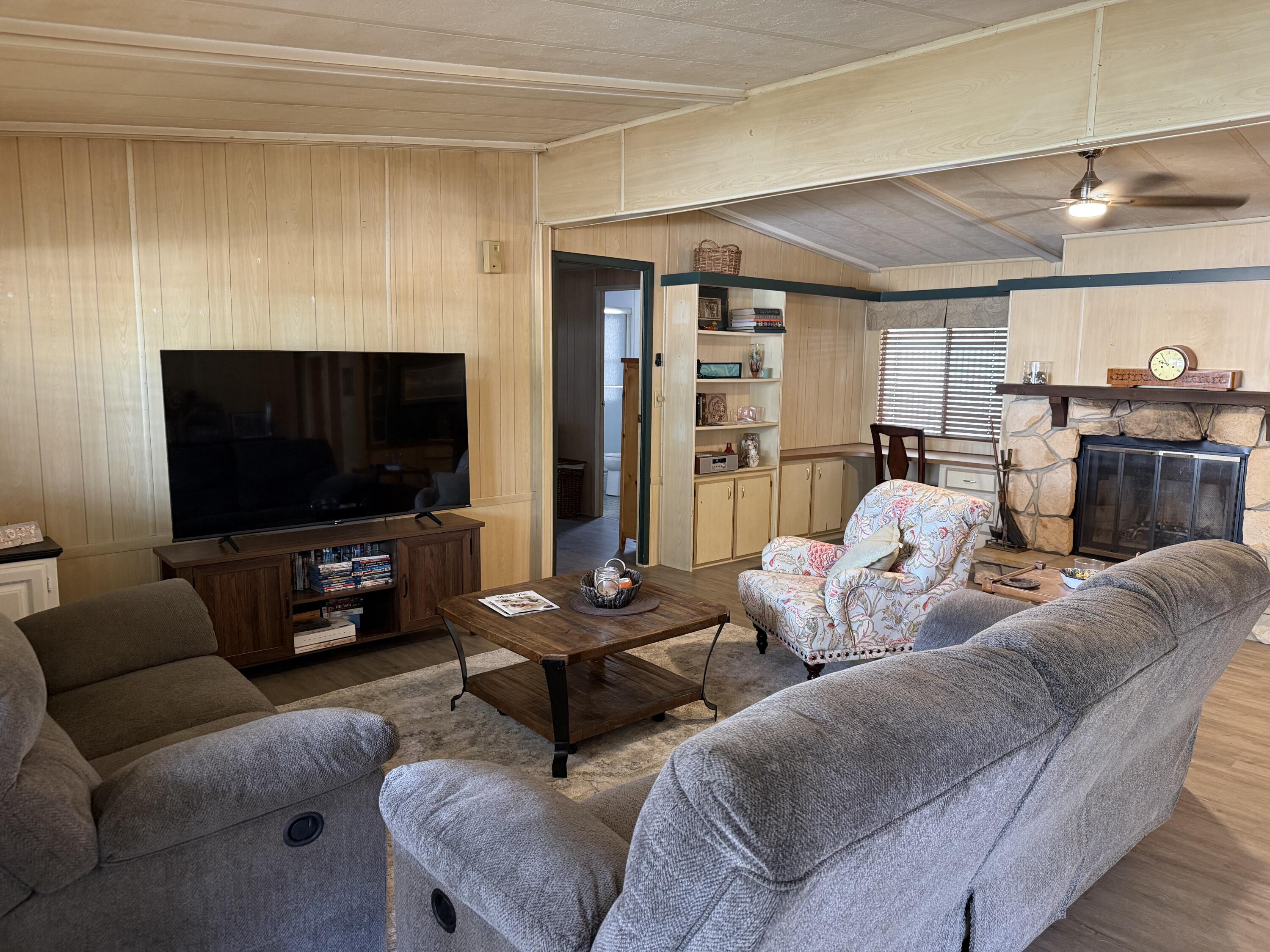 2400 W Midvalley Ave #F-1, Visalia, CA 93277