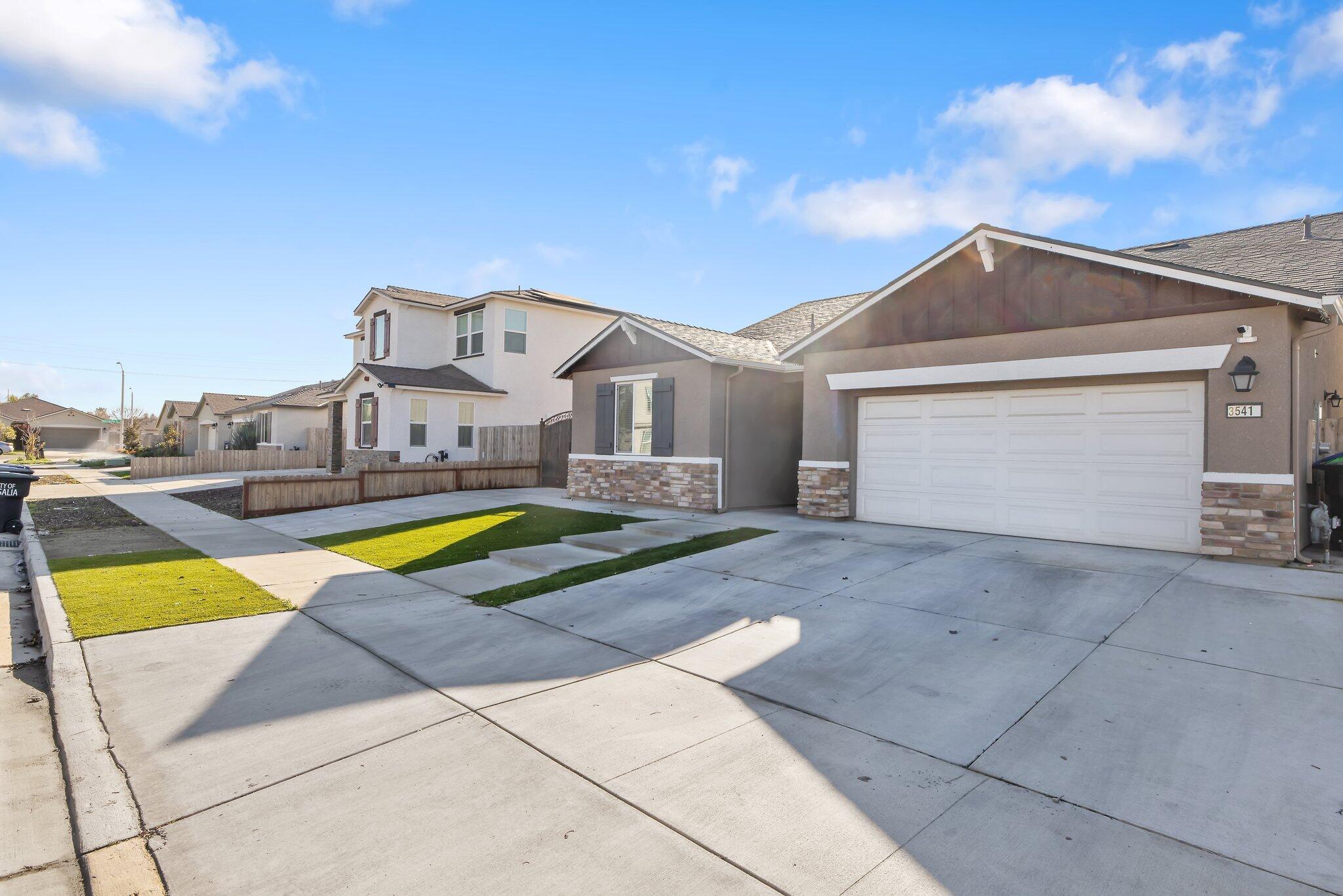 3541 E Laura Ct, Visalia, CA 93292