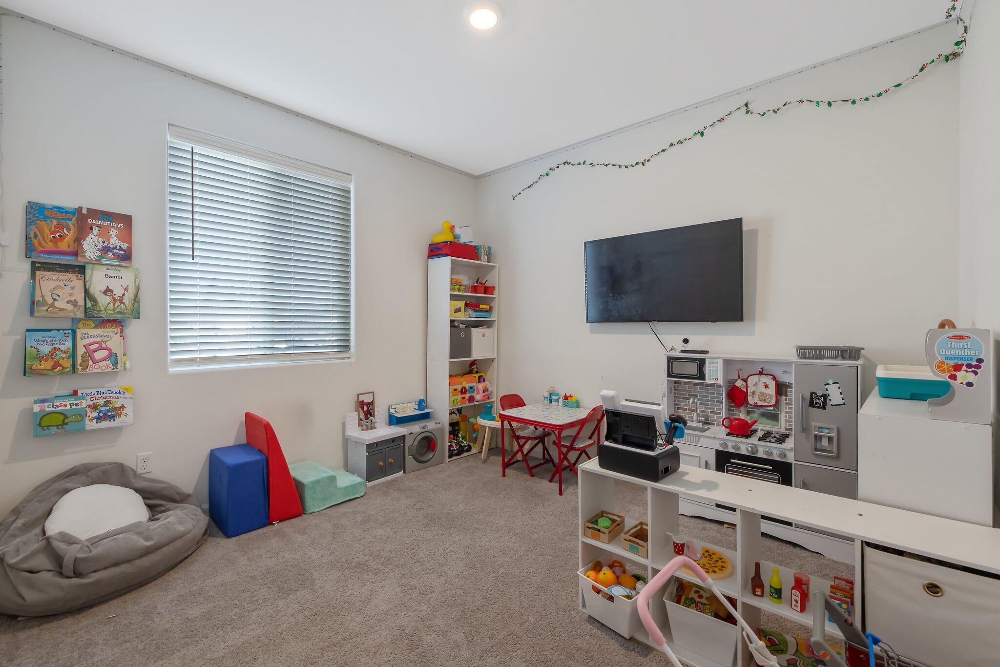 3541 E Laura Ct, Visalia, CA 93292