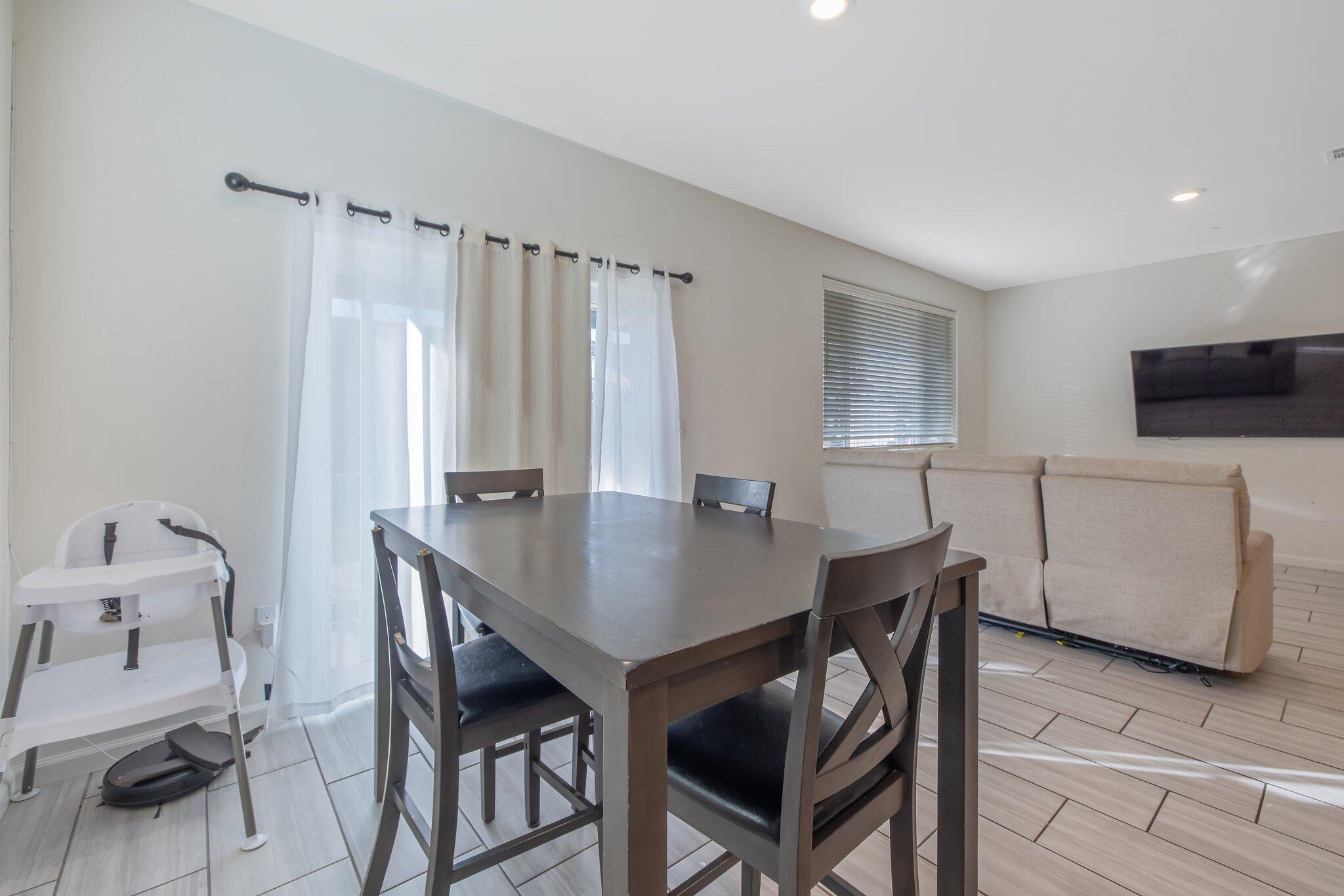 3541 E Laura Ct, Visalia, CA 93292