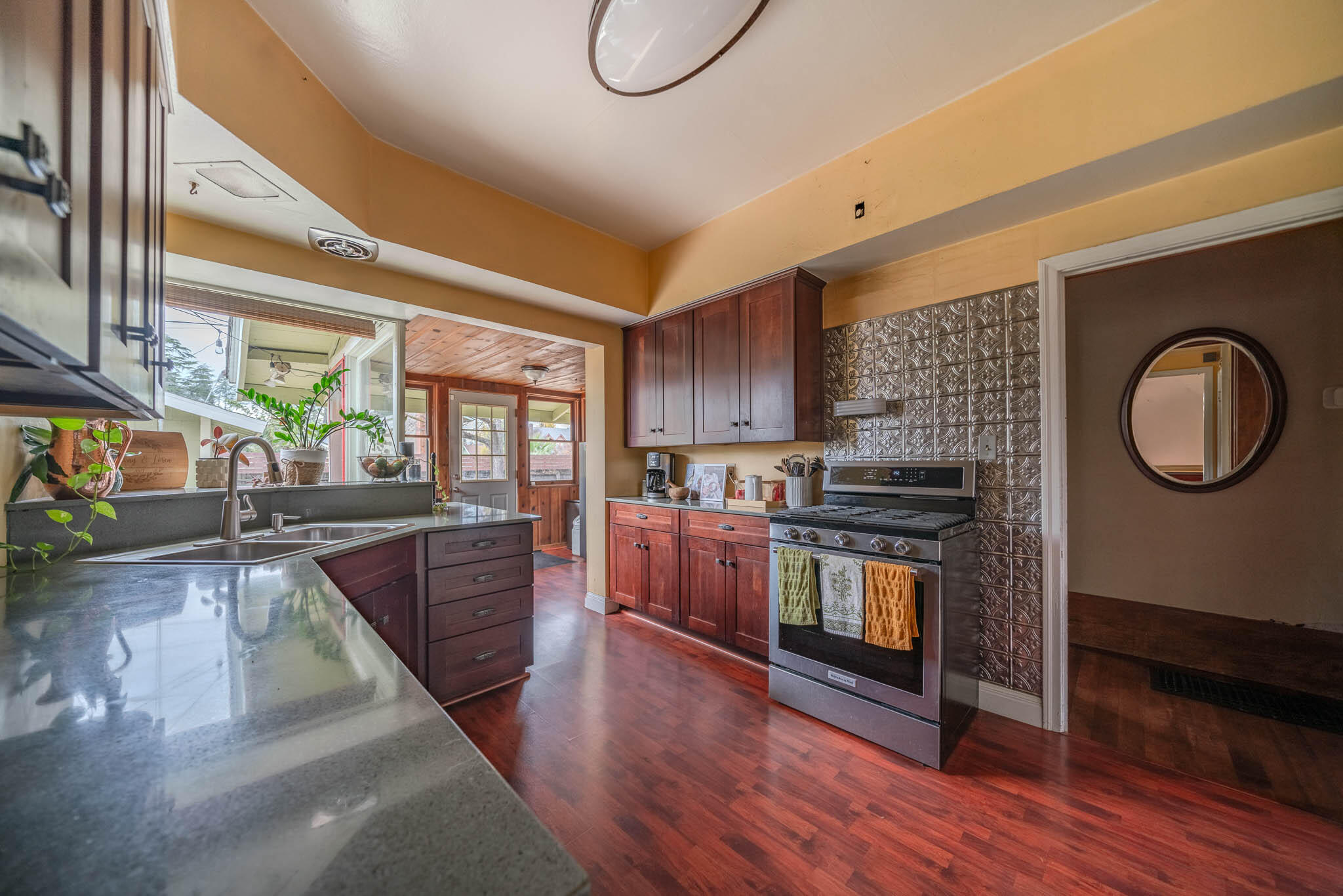 737 N Willis St, Visalia, CA 93291