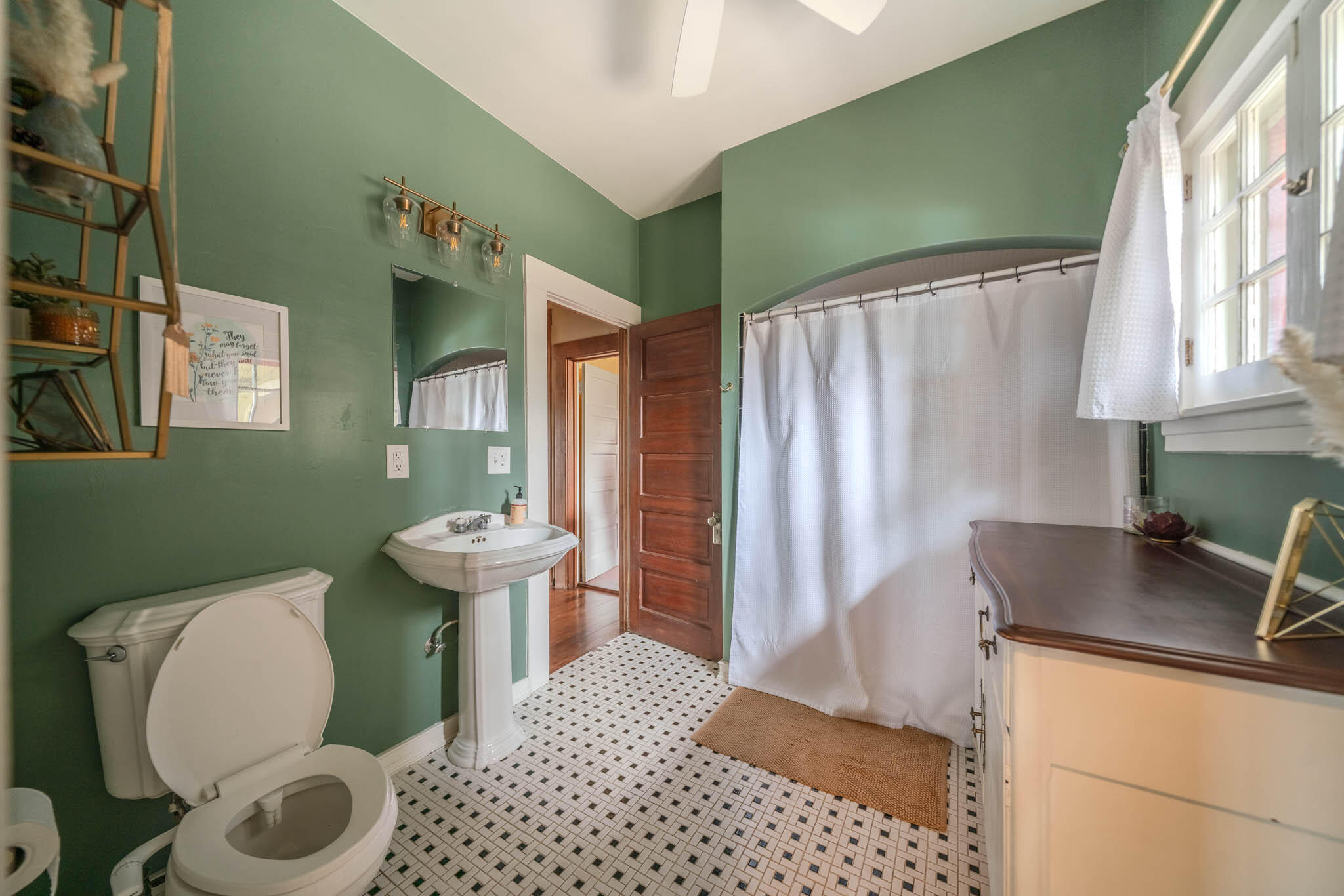 737 N Willis St, Visalia, CA 93291