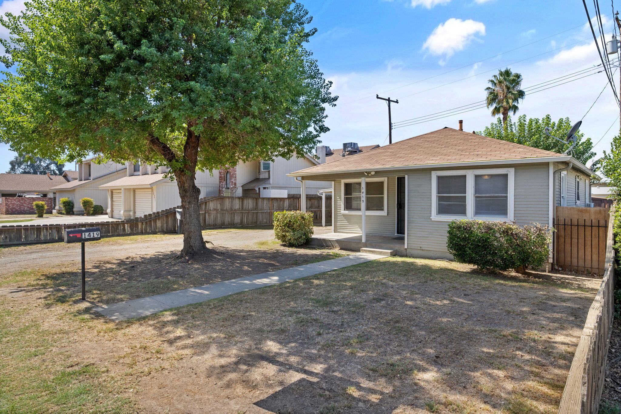 1419 S Crowe St, Visalia, CA 93277
