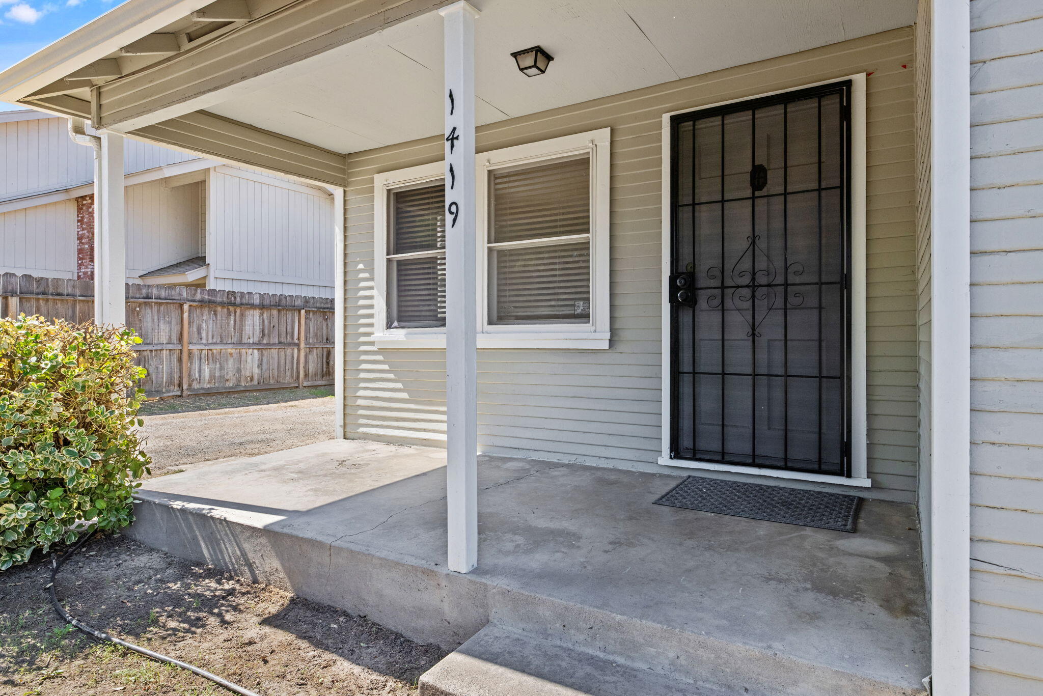 1419 S Crowe St, Visalia, CA 93277