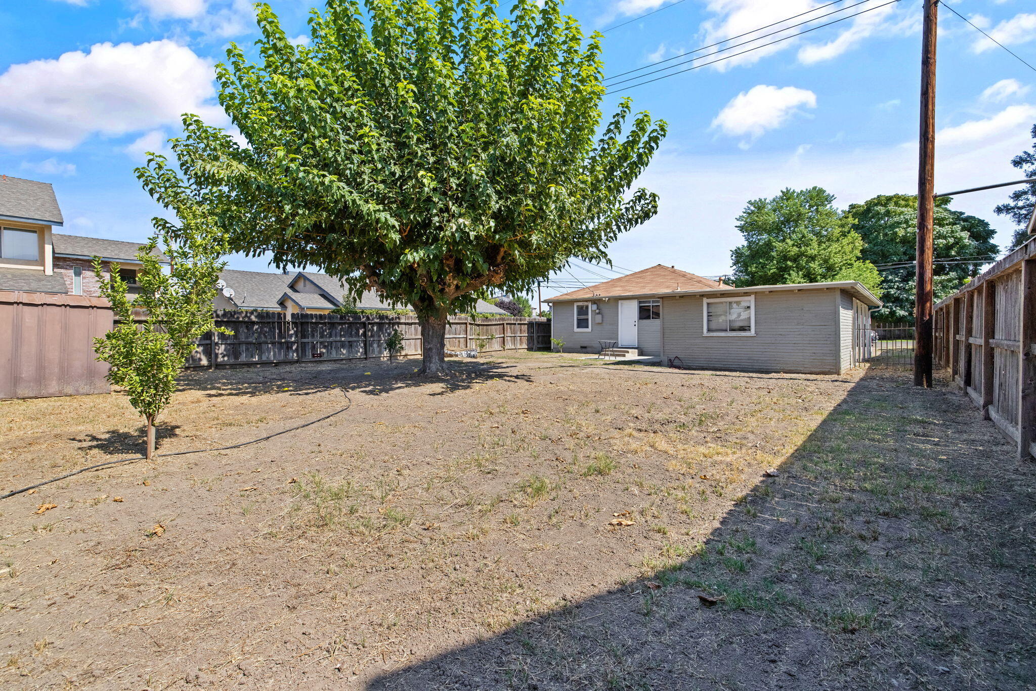 1419 S Crowe St, Visalia, CA 93277