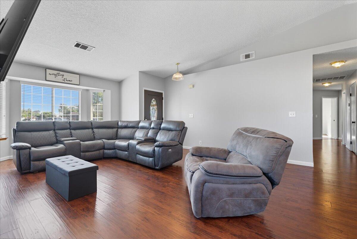 2202 Cottonwood Ct, Hanford, CA 93230