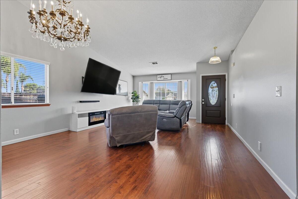 2202 Cottonwood Ct, Hanford, CA 93230