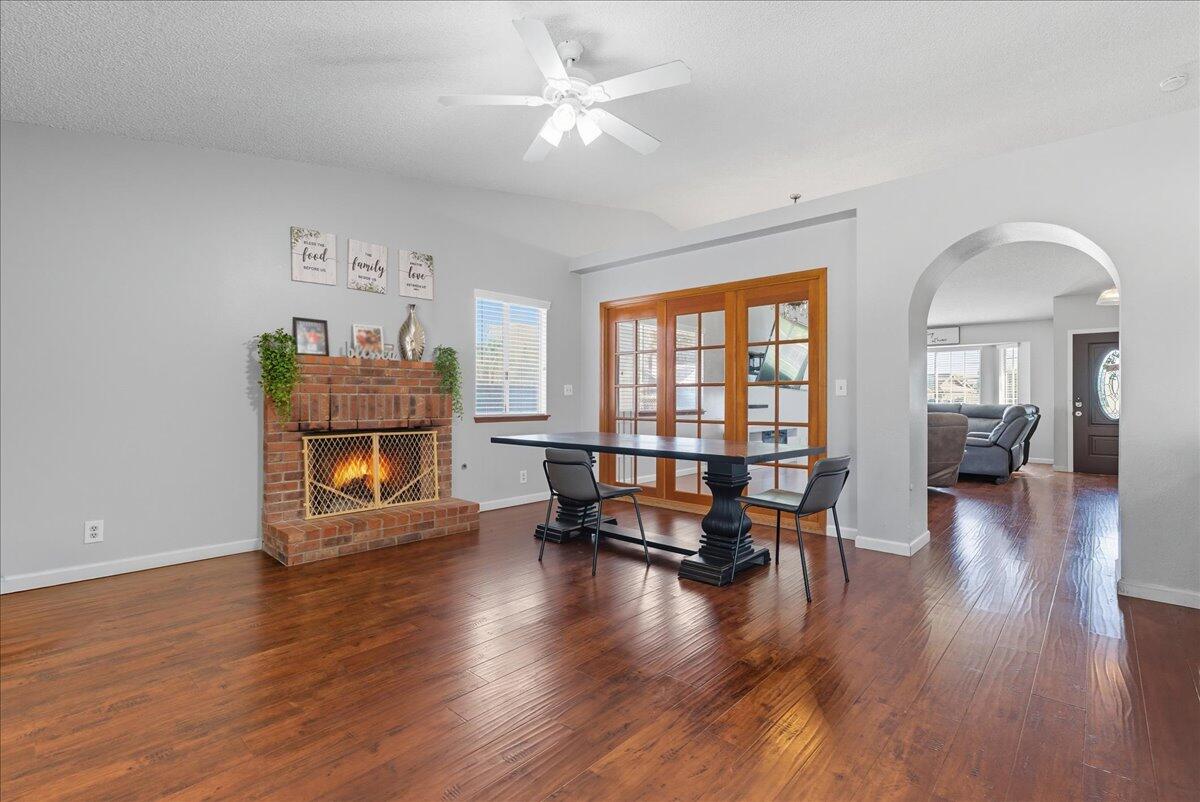 2202 Cottonwood Ct, Hanford, CA 93230