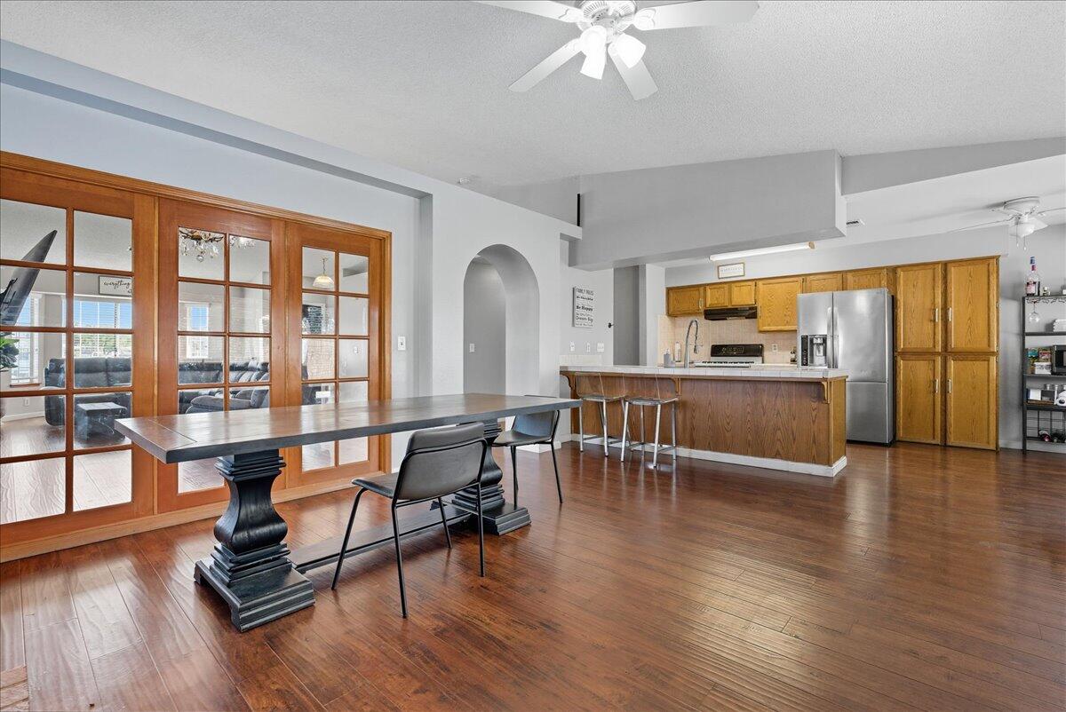 2202 Cottonwood Ct, Hanford, CA 93230