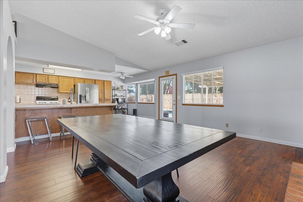 2202 Cottonwood Ct, Hanford, CA 93230