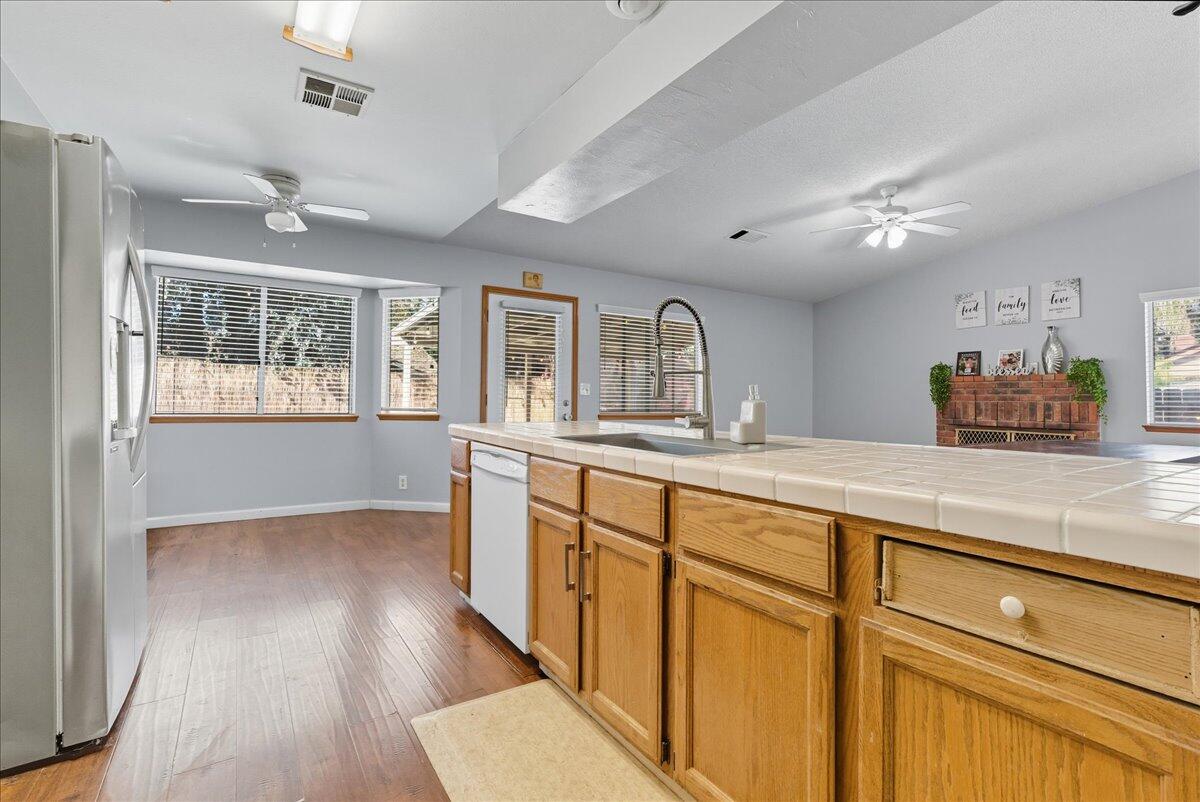 2202 Cottonwood Ct, Hanford, CA 93230