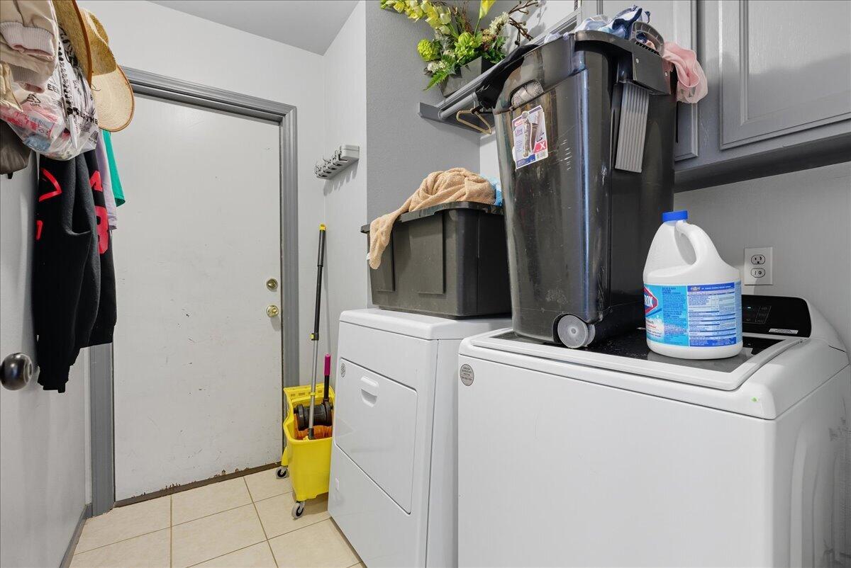 2202 Cottonwood Ct, Hanford, CA 93230