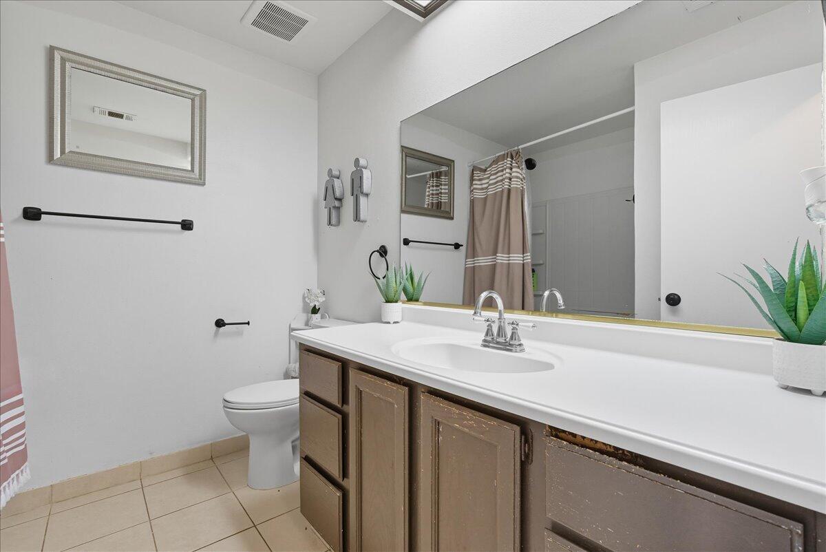 2202 Cottonwood Ct, Hanford, CA 93230