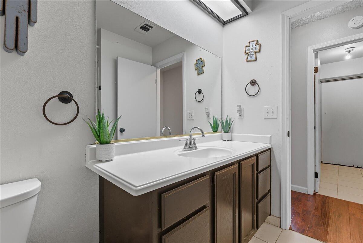 2202 Cottonwood Ct, Hanford, CA 93230