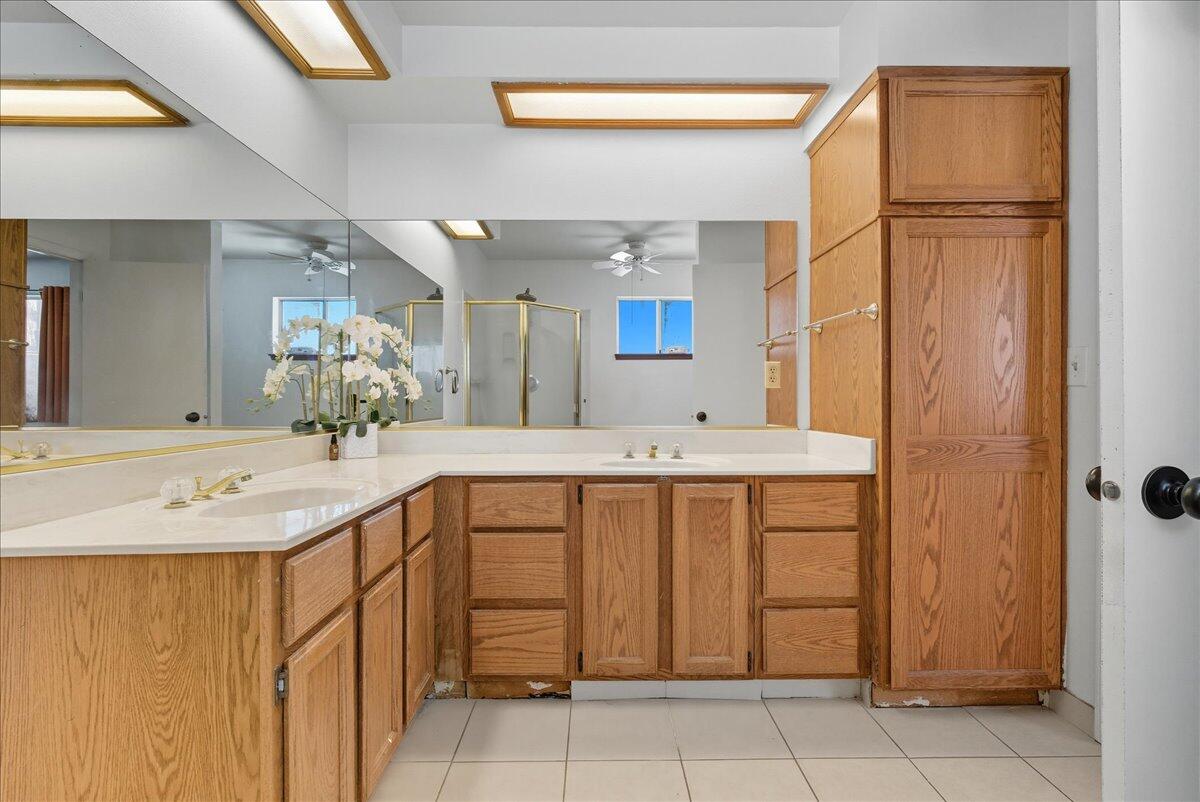 2202 Cottonwood Ct, Hanford, CA 93230