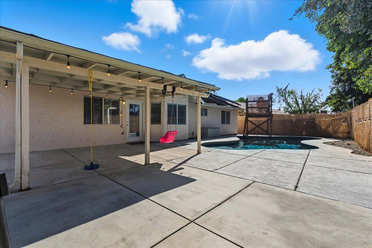 2202 Cottonwood Ct, Hanford, CA 93230