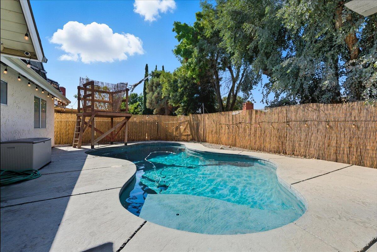 2202 Cottonwood Ct, Hanford, CA 93230