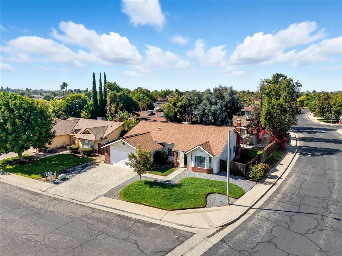 2202 Cottonwood Ct, Hanford, CA 93230