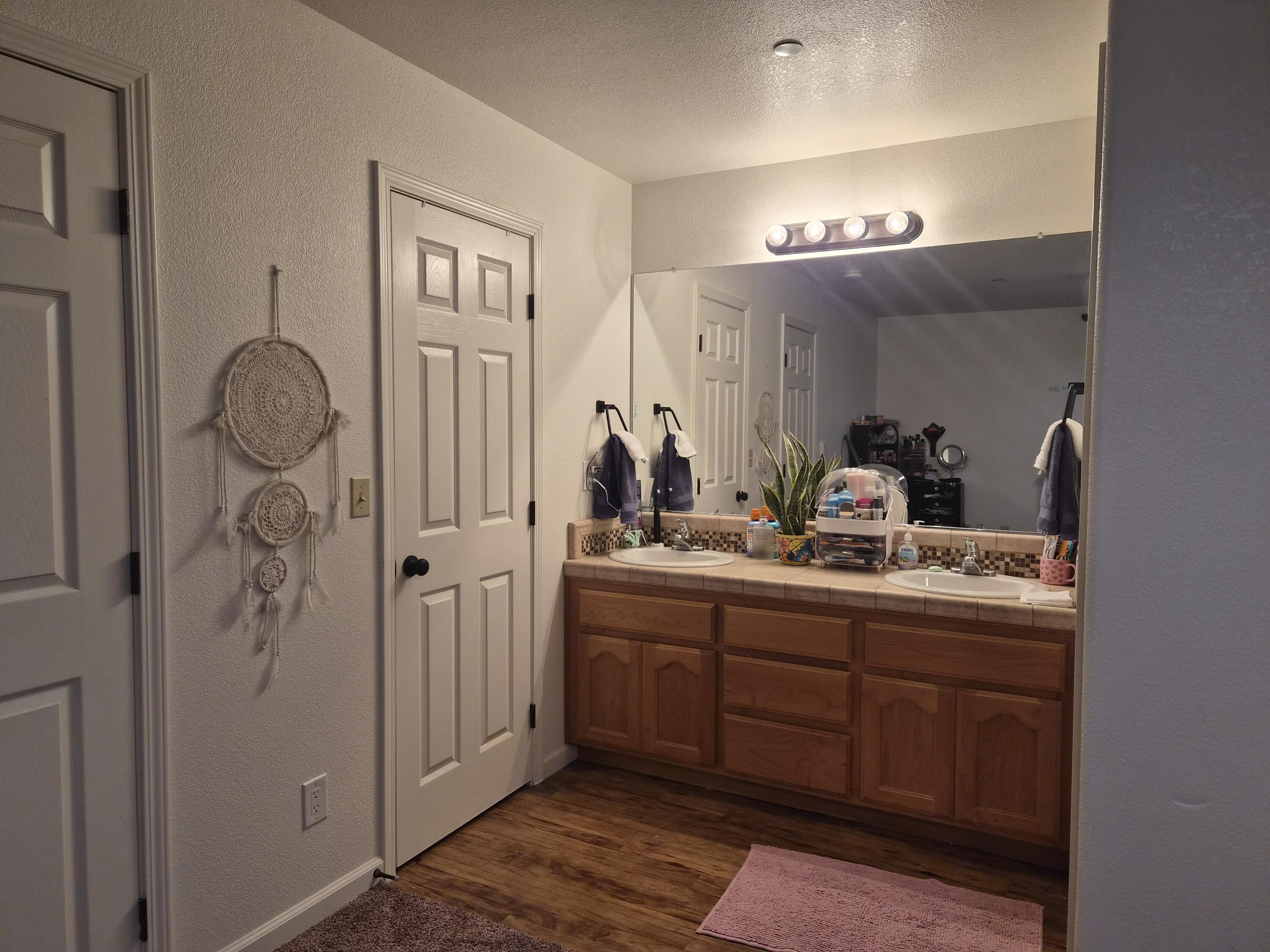 1146 E Buena Vista Ave, Visalia, CA 93292