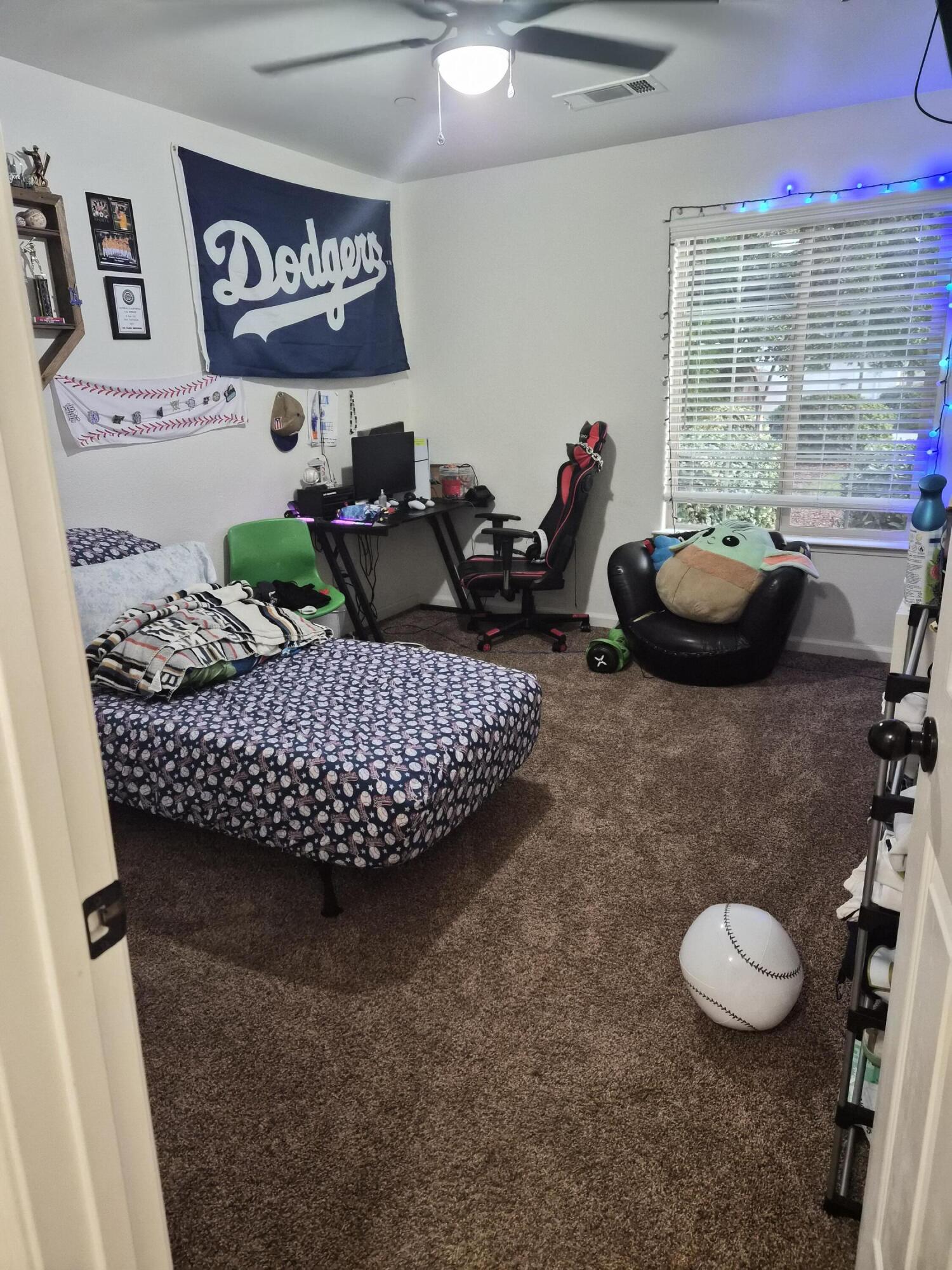 1146 E Buena Vista Ave, Visalia, CA 93292