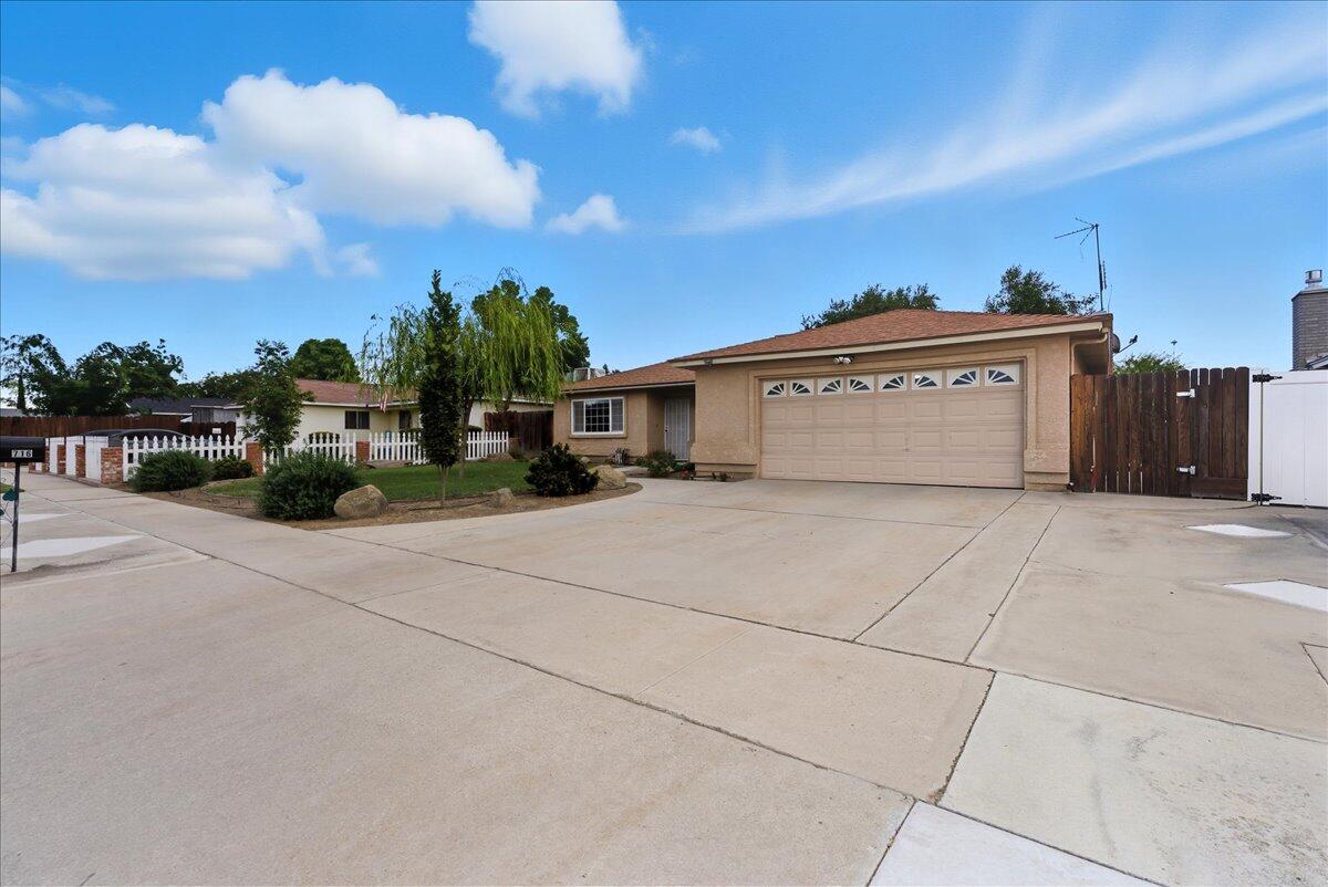 716 S Kazarian St, Tulare, CA 93274