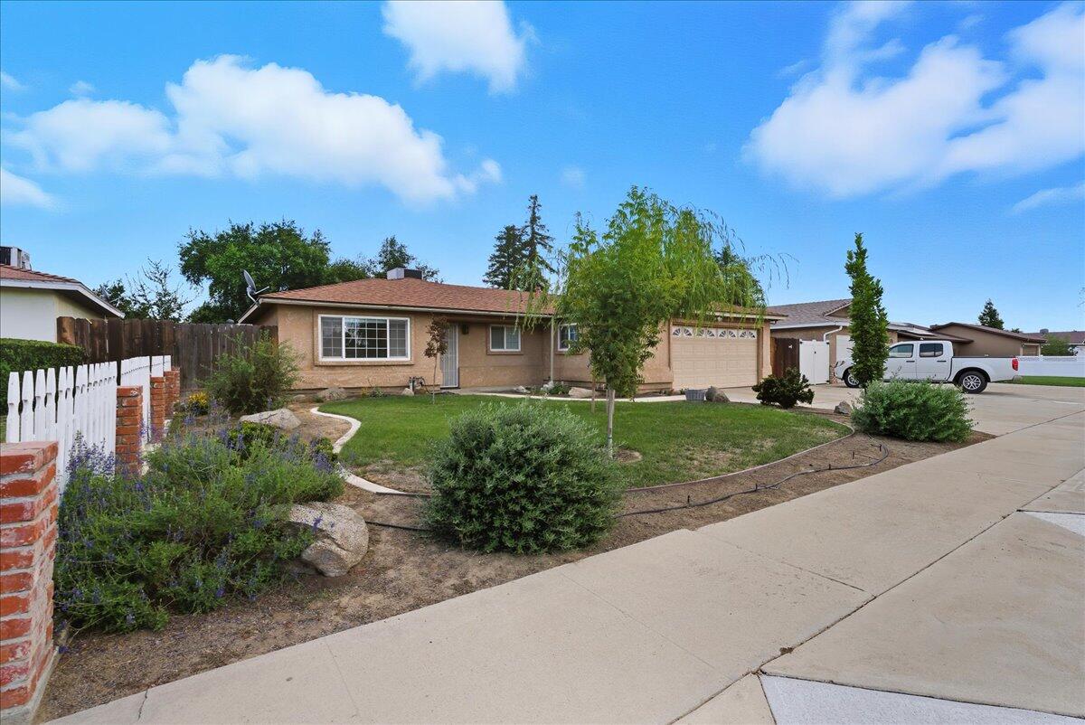 716 S Kazarian St, Tulare, CA 93274