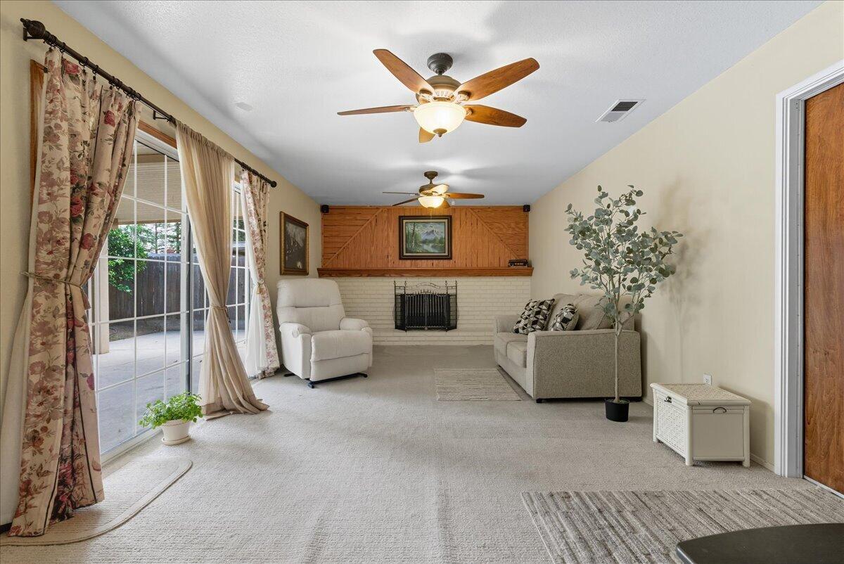 716 S Kazarian St, Tulare, CA 93274