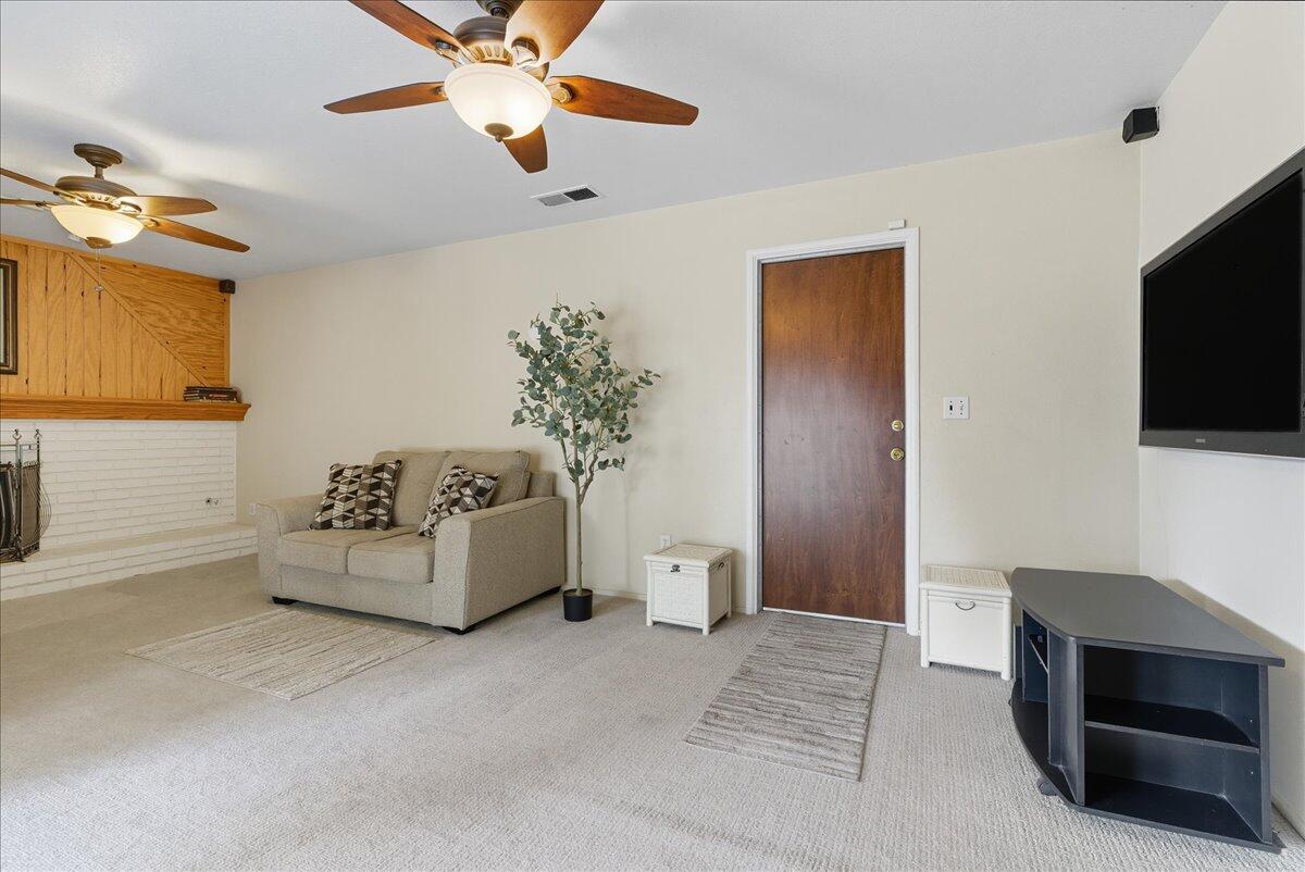 716 S Kazarian St, Tulare, CA 93274