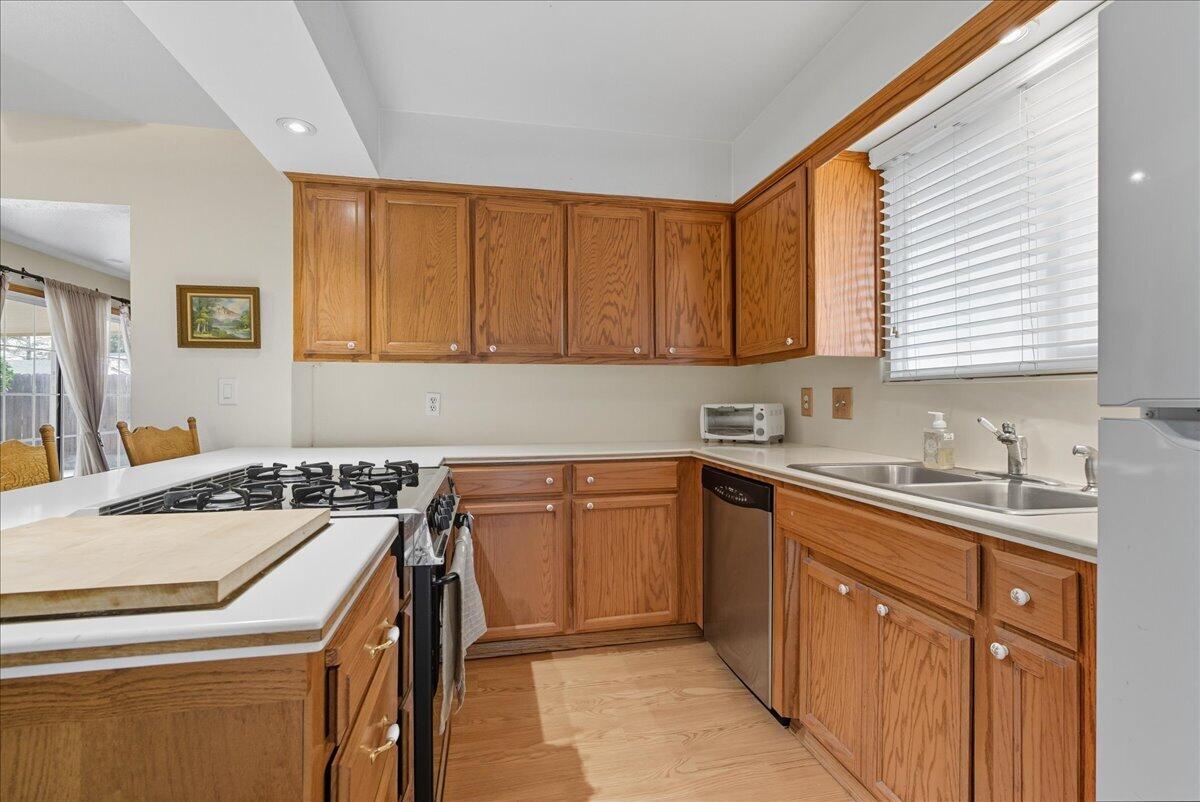 716 S Kazarian St, Tulare, CA 93274