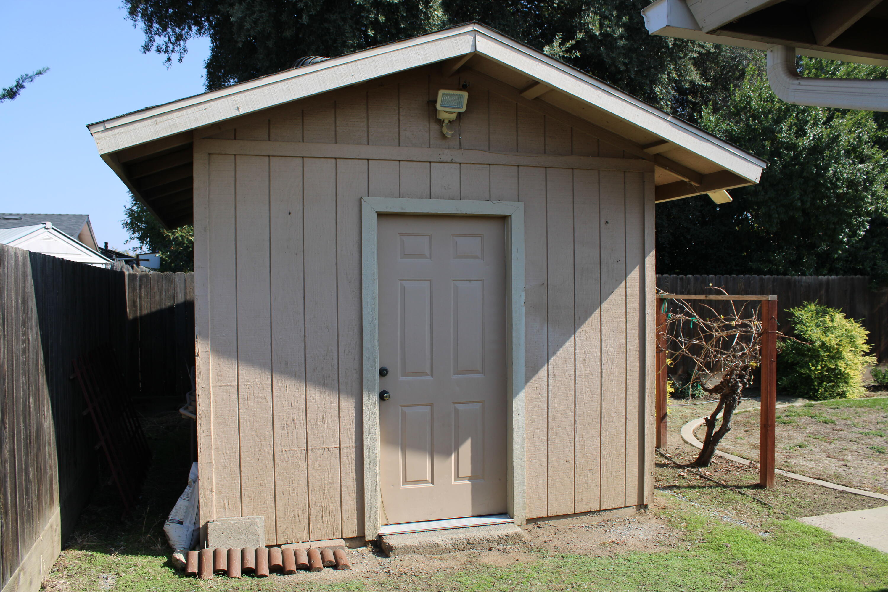 716 S Kazarian St, Tulare, CA 93274