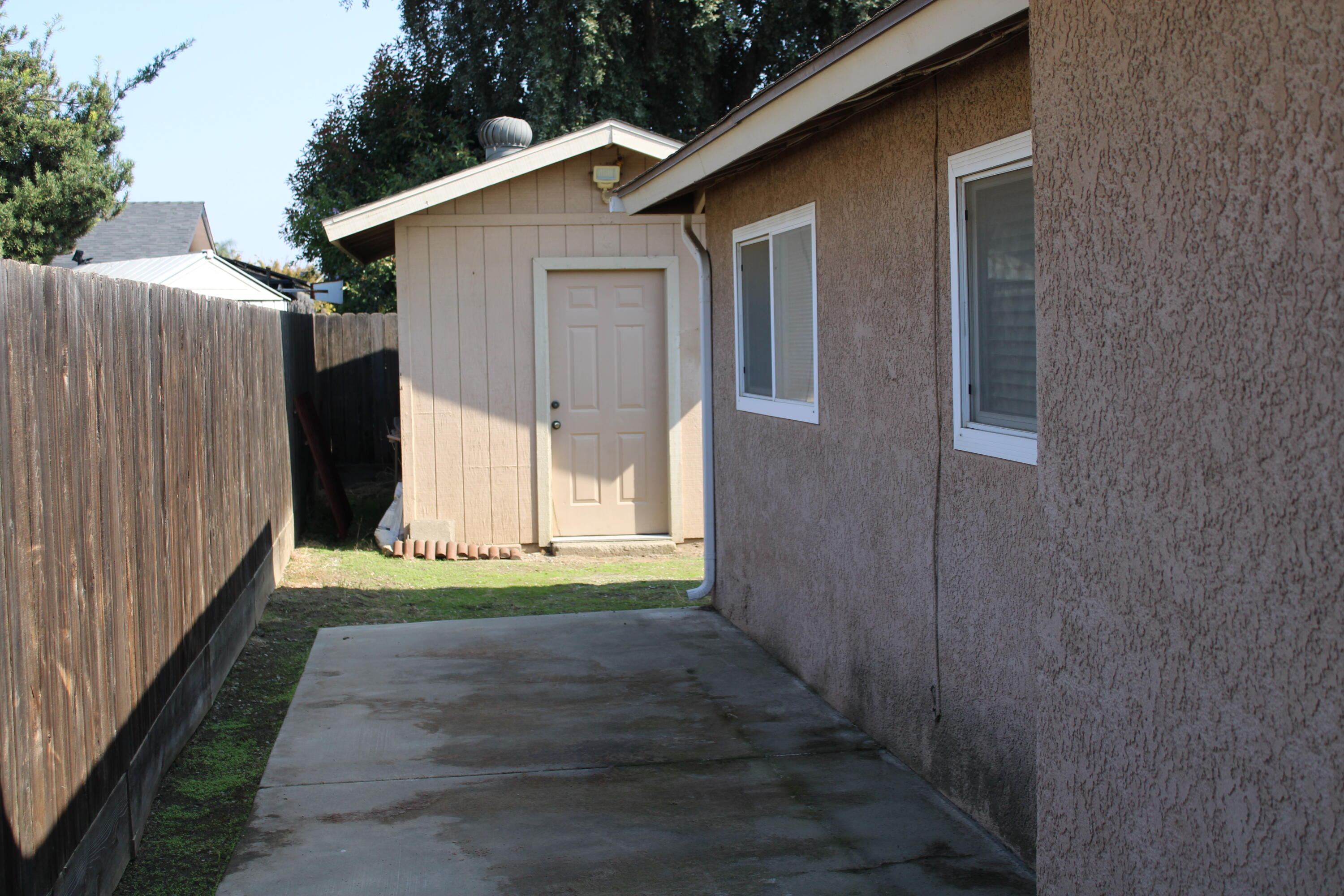 716 S Kazarian St, Tulare, CA 93274