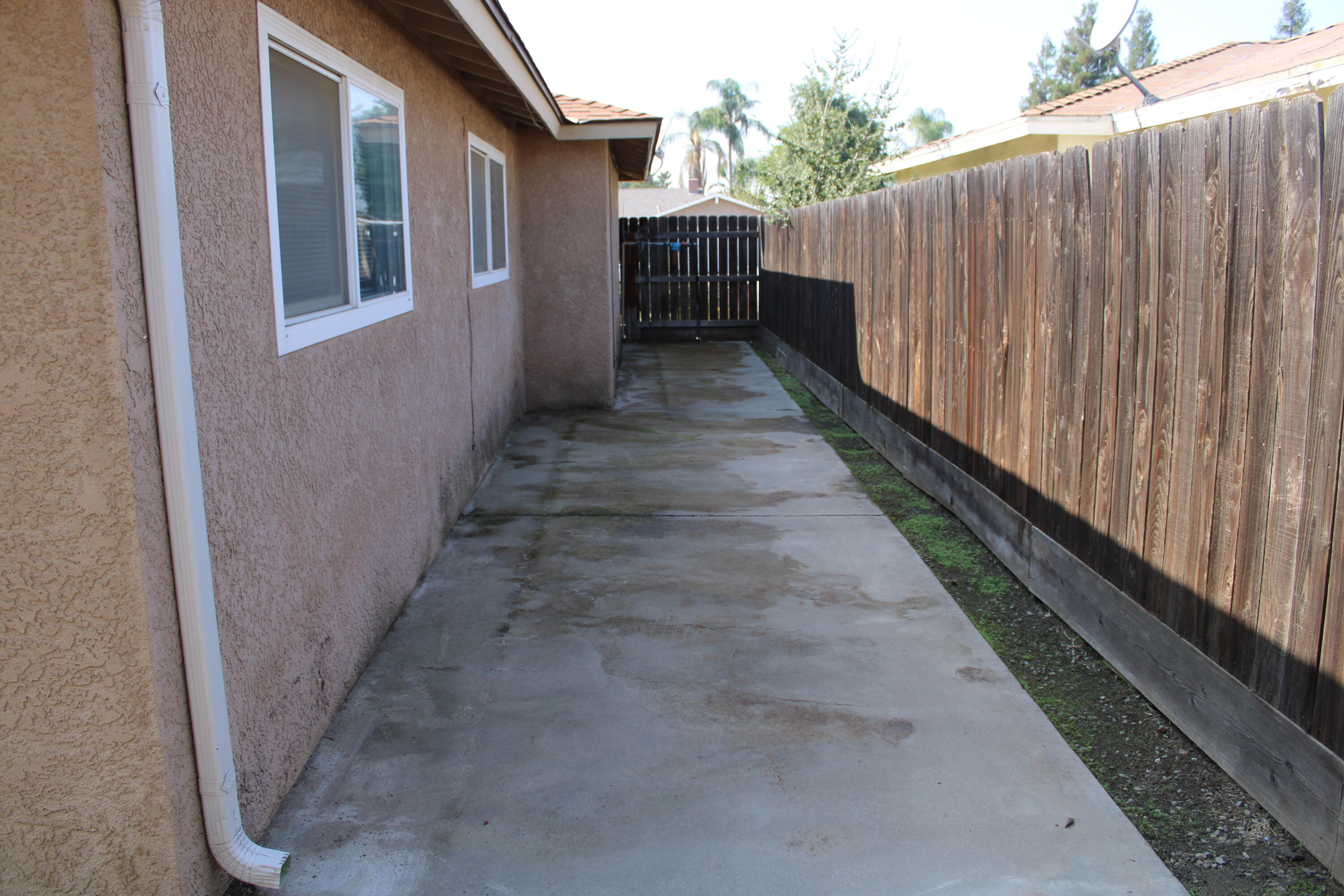 716 S Kazarian St, Tulare, CA 93274