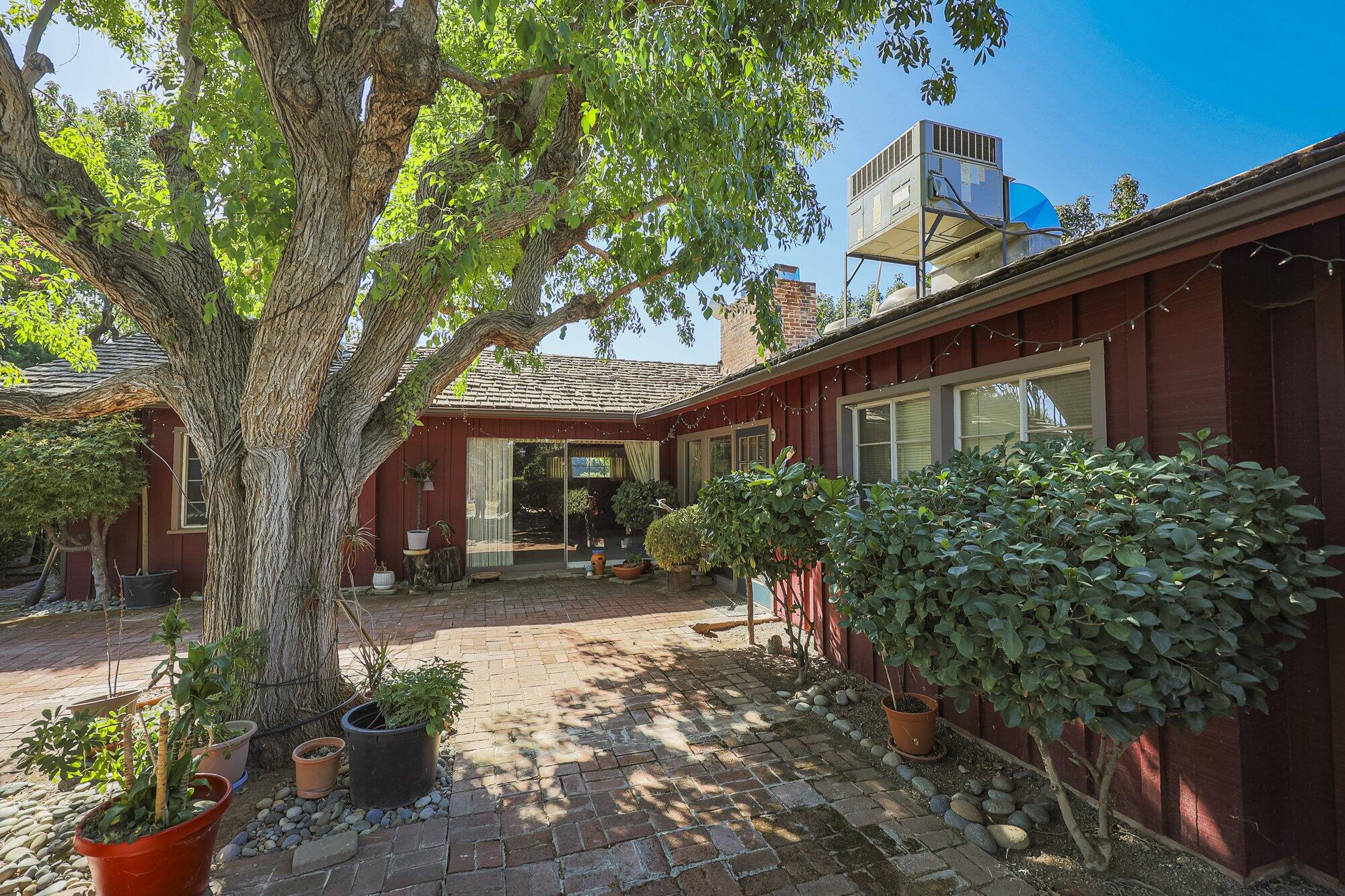 267 N Strathmore Ave, Lindsay, CA 93247