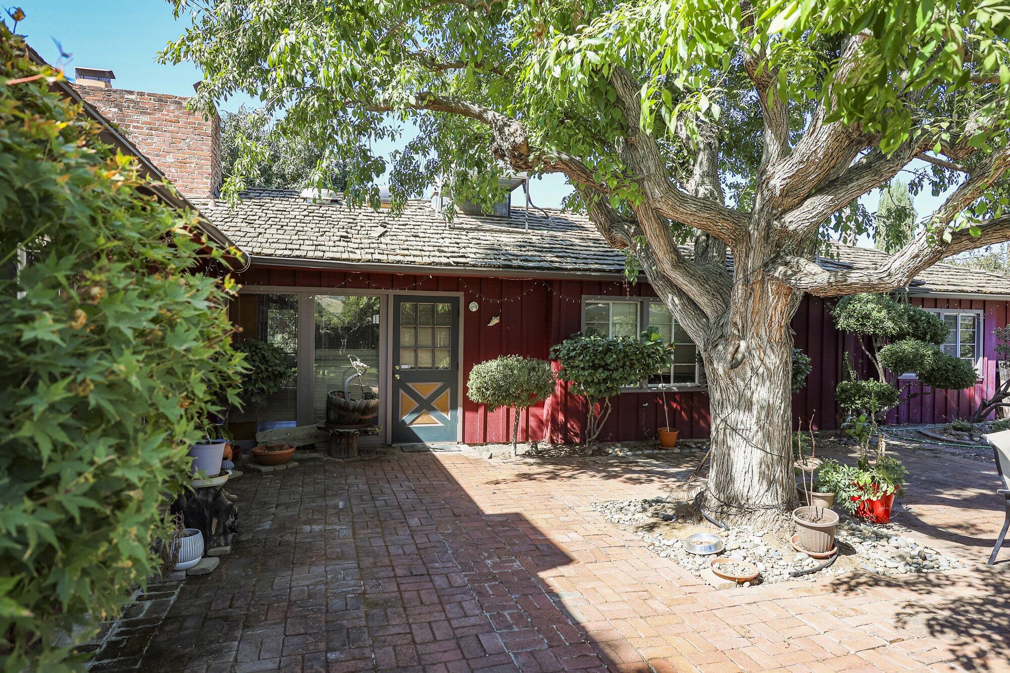 267 N Strathmore Ave, Lindsay, CA 93247