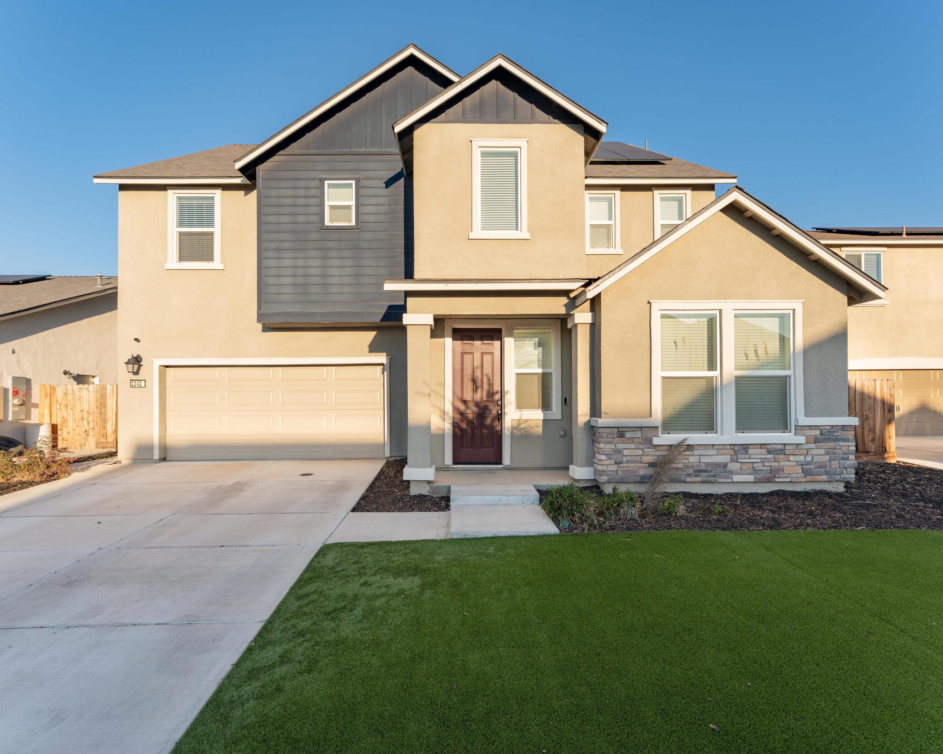 2242 S Manzanita Ct, Visalia, CA 93292