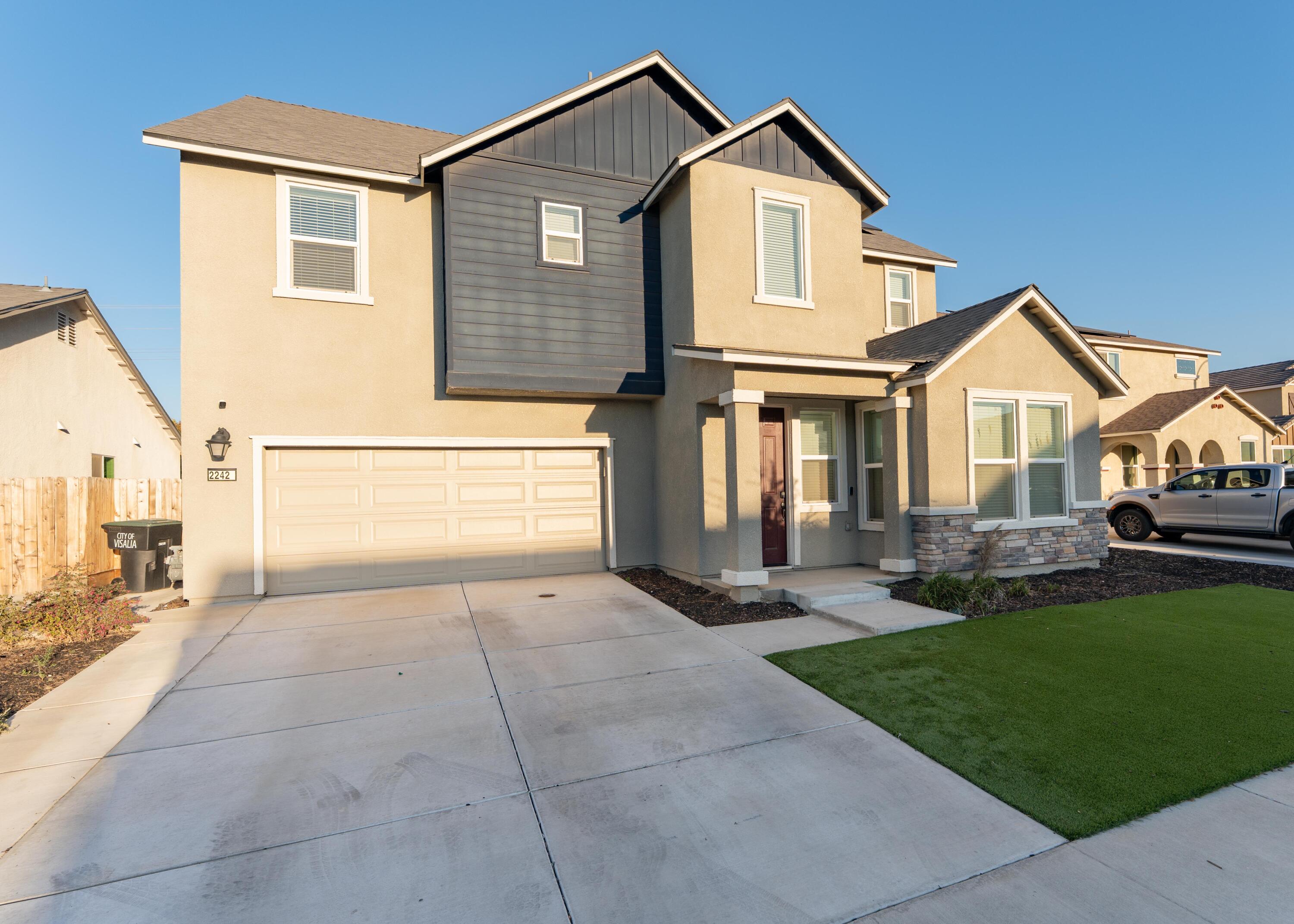 2242 S Manzanita Ct, Visalia, CA 93292