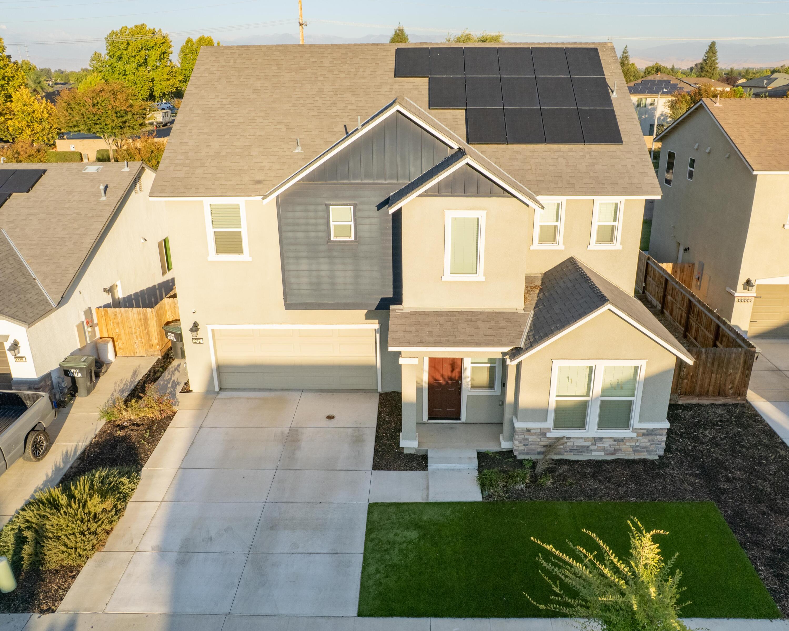 2242 S Manzanita Ct, Visalia, CA 93292